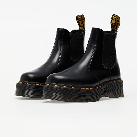 Baskets et chaussures pour femmes Dr. Martens 2976 Quad black Queens