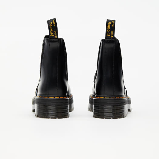 Baskets et chaussures pour femmes Dr. Martens 2976 Quad black Queens