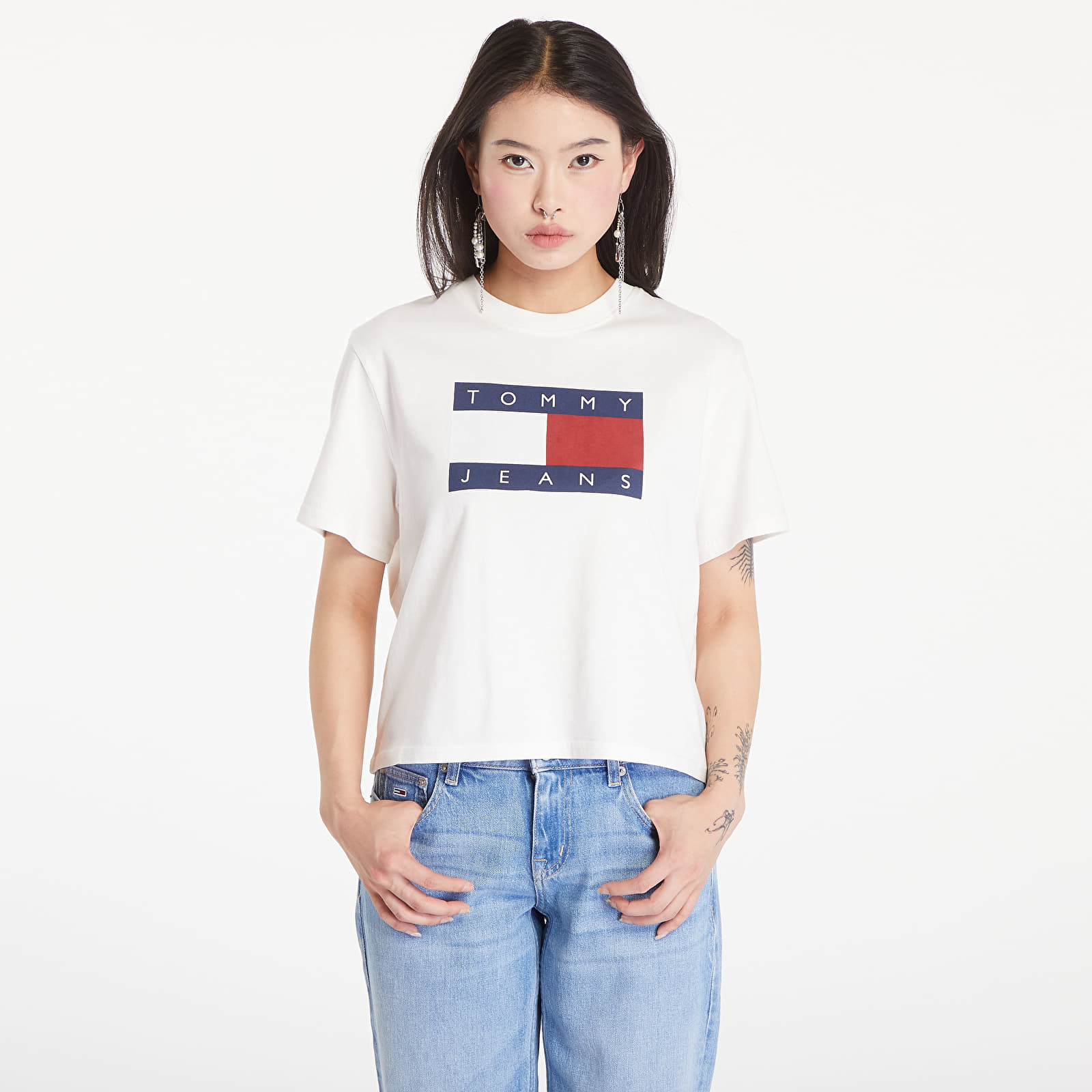 Dámská trička Tommy Jeans Flag Badge Boxy Fit T-Shirt Ancient White