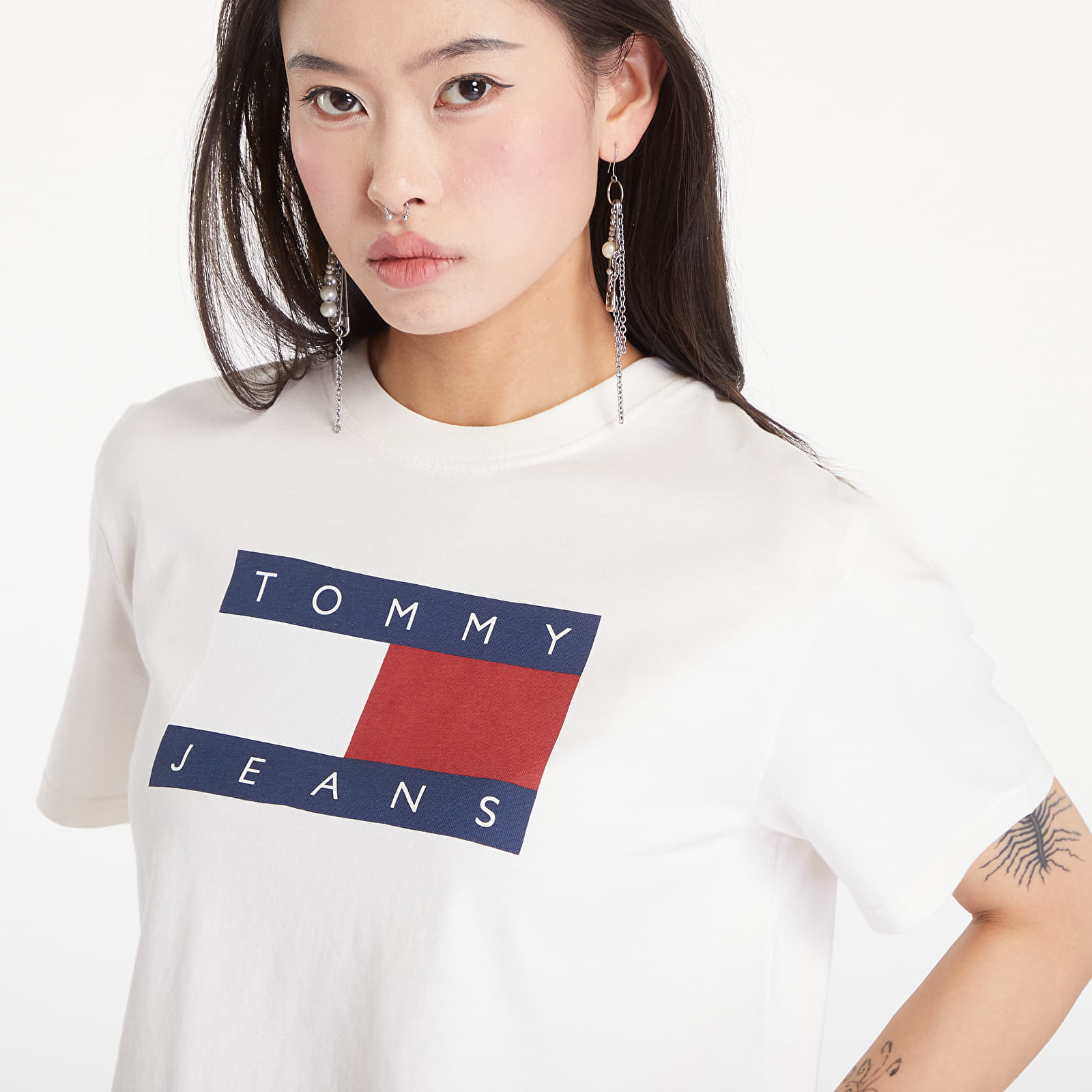 Dámská trička Tommy Jeans Flag Badge Boxy Fit T-Shirt Ancient White