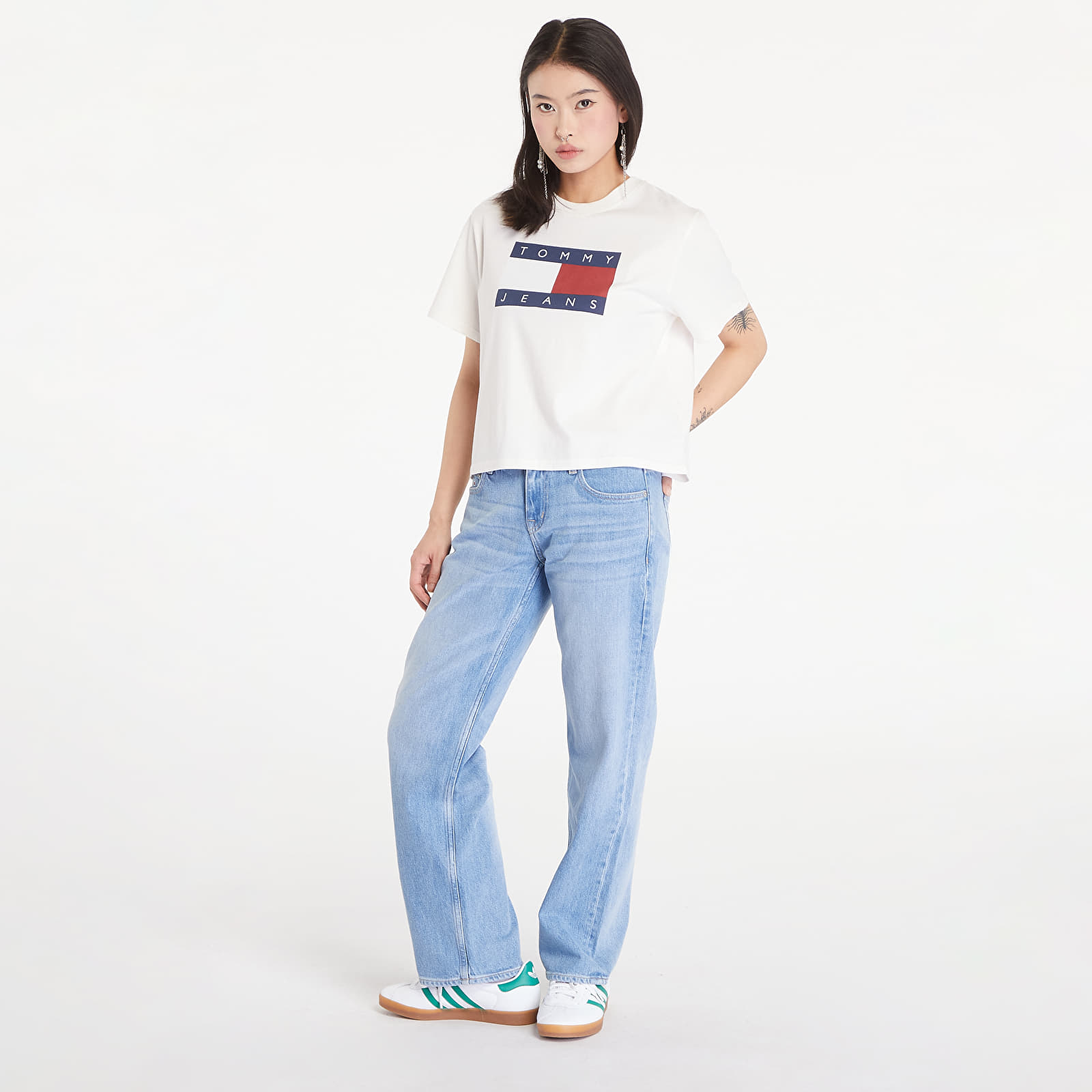 Dámská trička Tommy Jeans Flag Badge Boxy Fit T-Shirt Ancient White