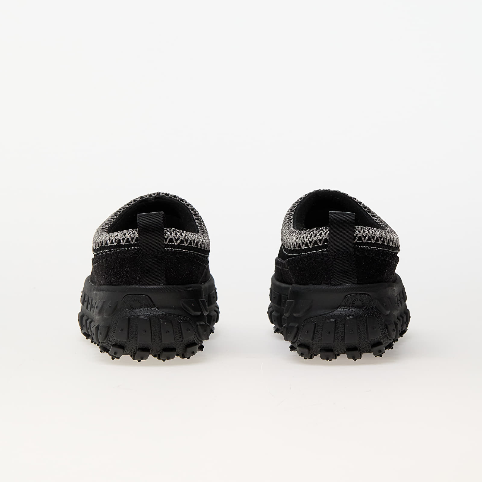 Meeste tossud ja kingad UGG M Venture Daze Black