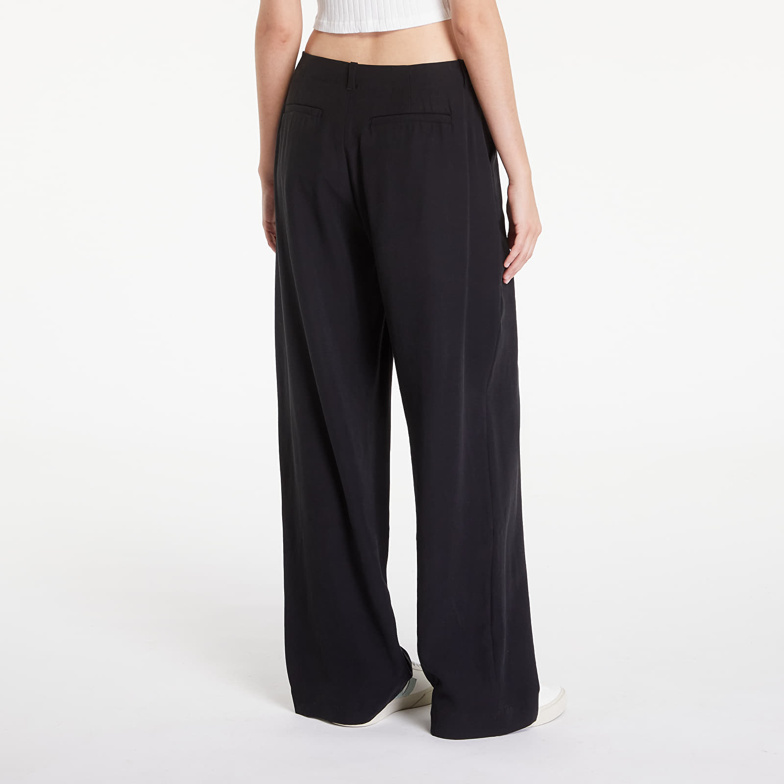 Pantaloni pentru femei Calvin Klein Jeans Viscose Relaxed Chino Pants Black