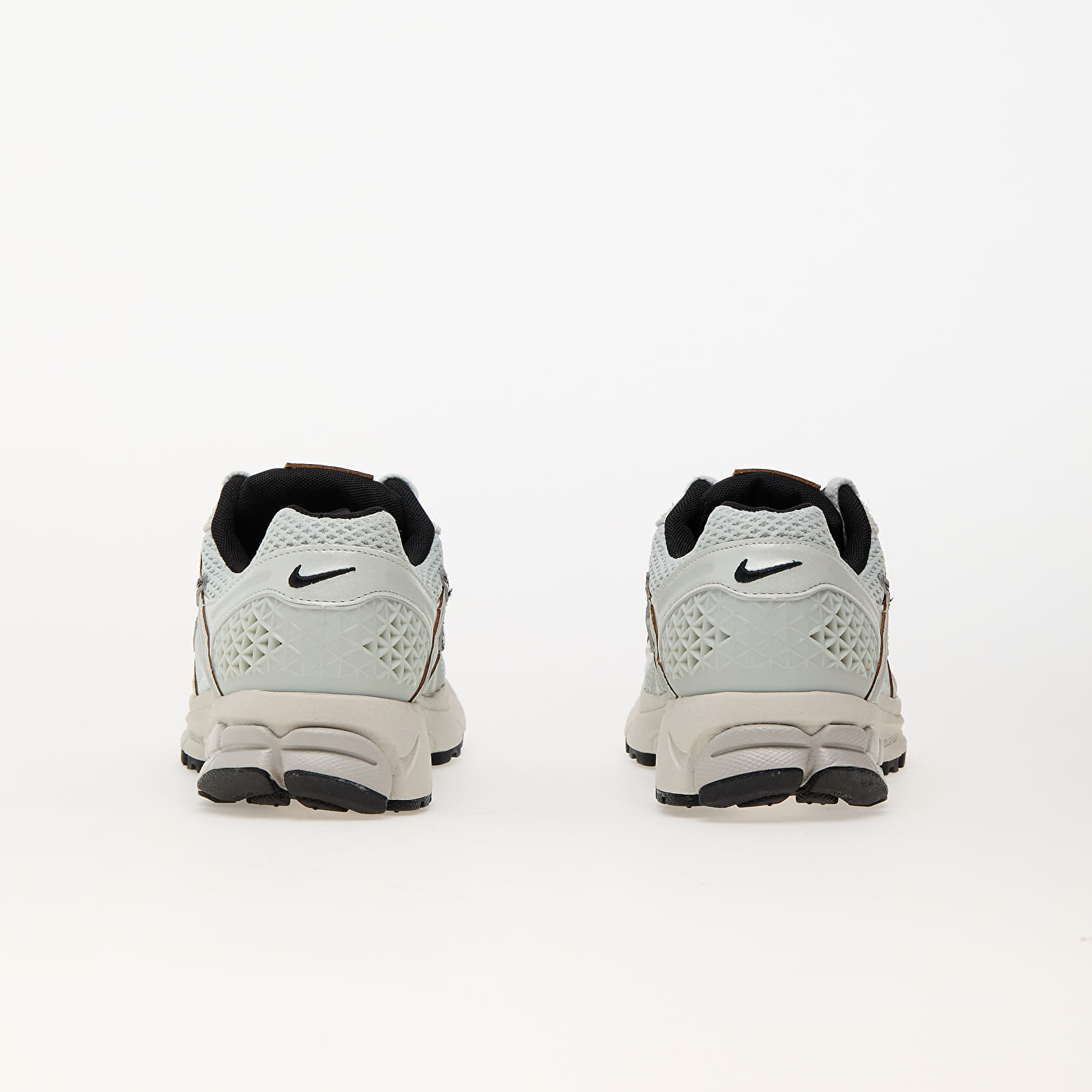 Damessneakers en -schoenen Nike W Zoom Vomero 5 Light Silver/ Chrome-Light Bone-Black