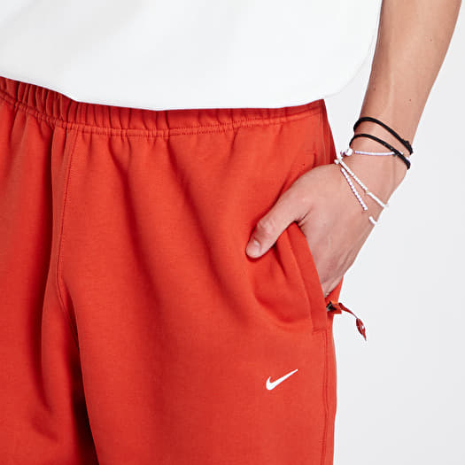 Heren joggingbroek Nike Solo Swoosh Men s Fleece Pants Dragon Red White Queens