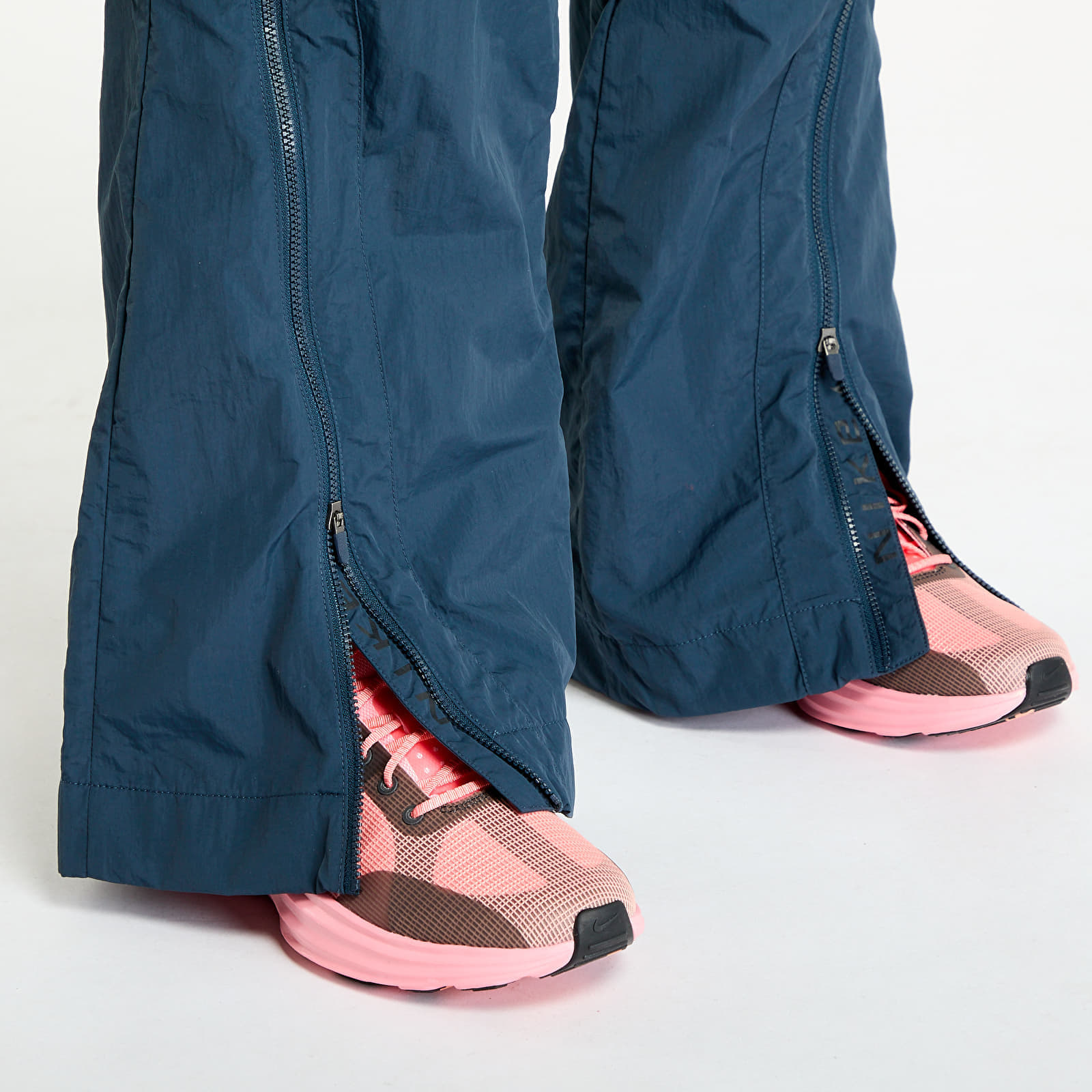 Παντελόνια Nike Sportswear Collection Women's Mid-Rise Repel Zip Pants Armory Navy/ White L