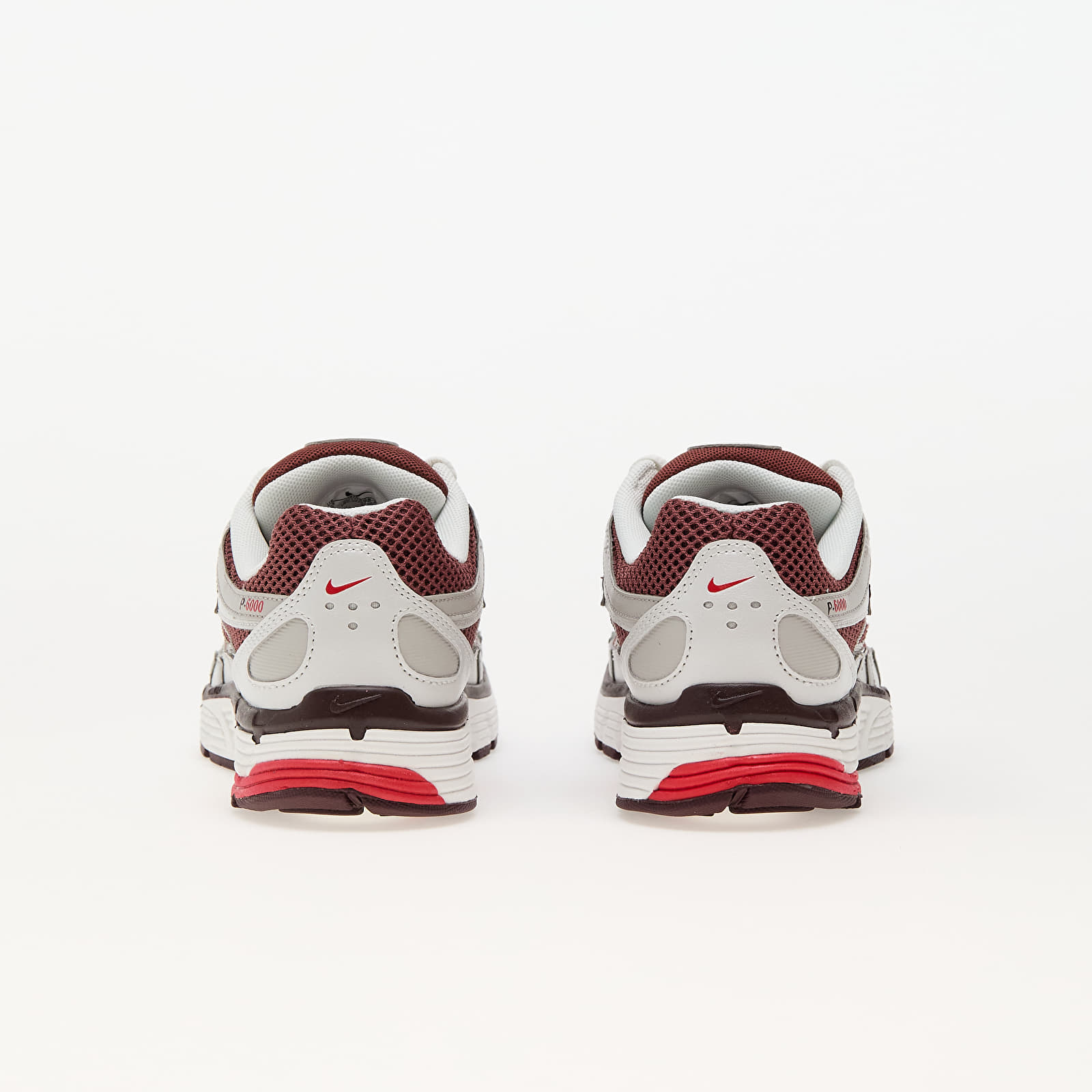 Chaussures Nike W P-6000 Mtlc Summit Wht/ Fire Red-Dark Pony