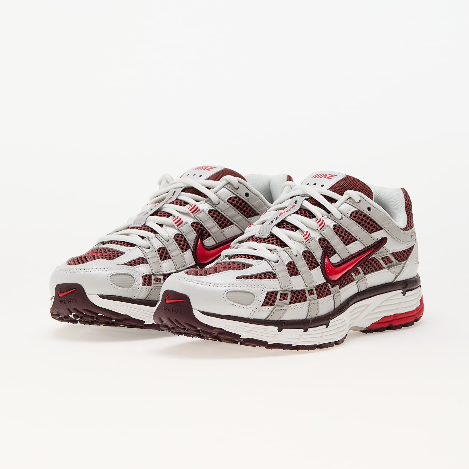 Chaussures Nike W P-6000 Mtlc Summit Wht/ Fire Red-Dark Pony