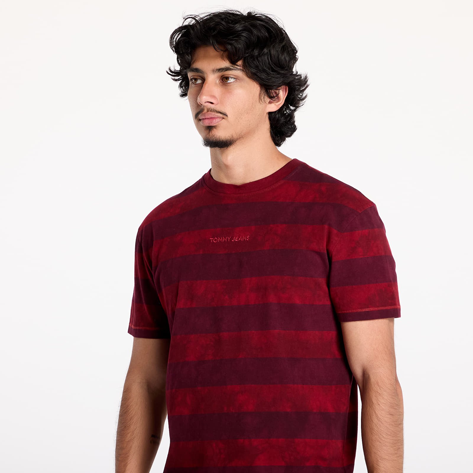 Herren-T-Shirts Tommy Jeans Regular Classic Overdyed Tee Deep Rouge/ Heritage Pink Stripe