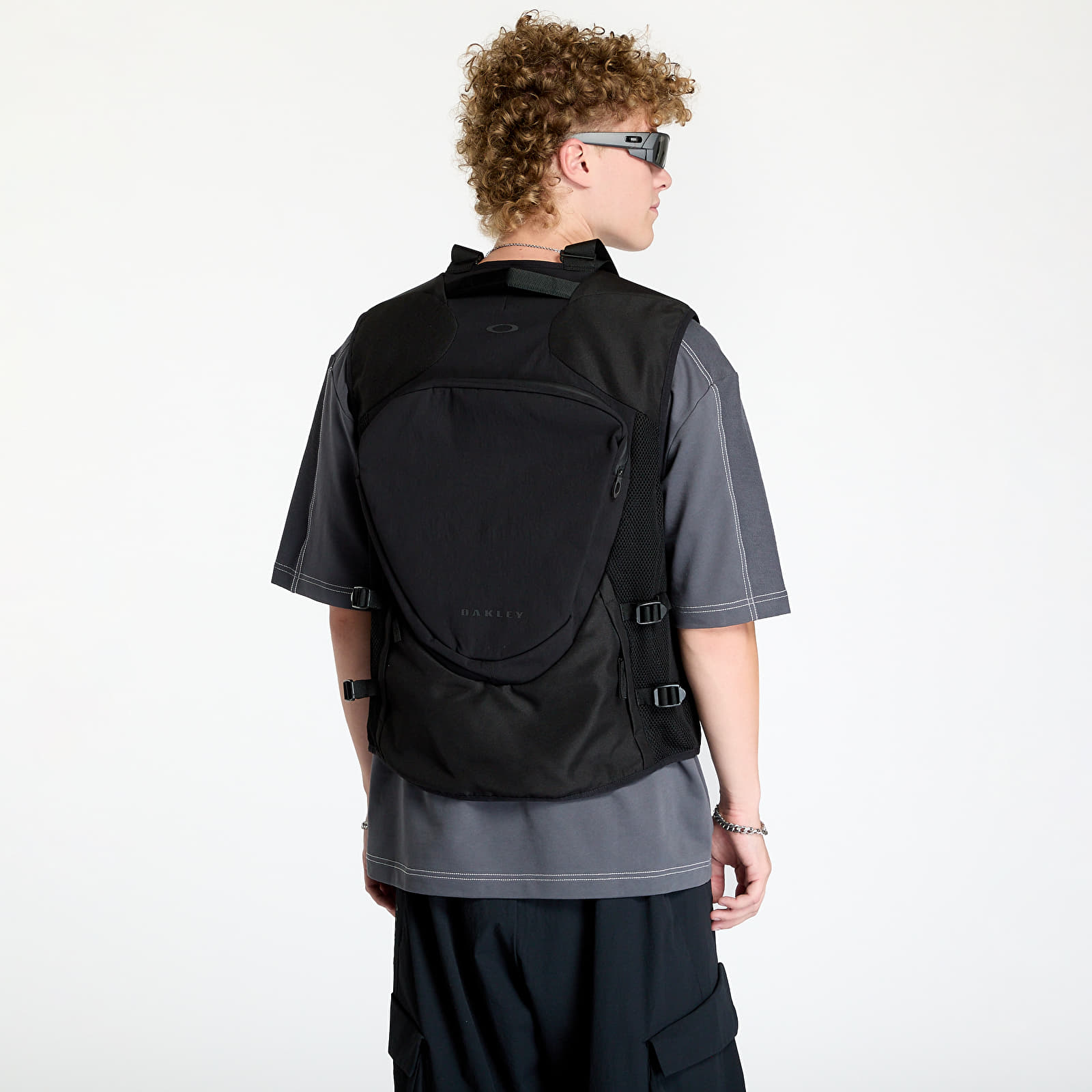 Oakley Latitude Flex Vest - Blackout | Oakley® US