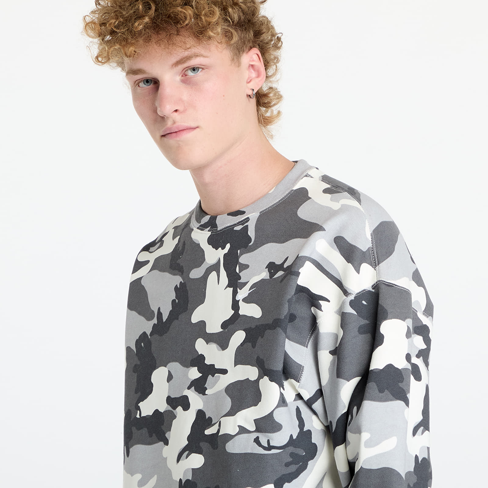 Camo nike sweatshirt deals