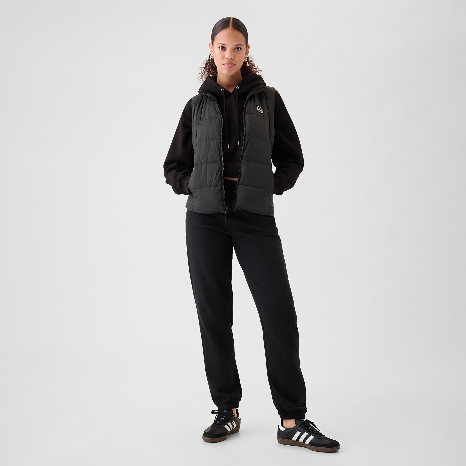 Chalecos de mujer GAP Logo Puffer Vest Black