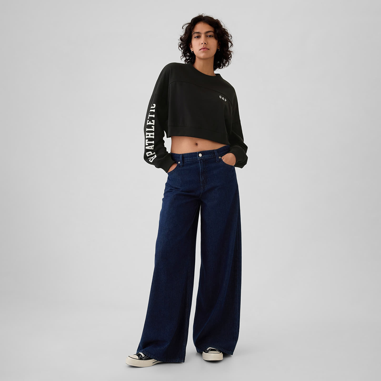 Sudaderas de mujer GAP Crop Sweatshirt True Black