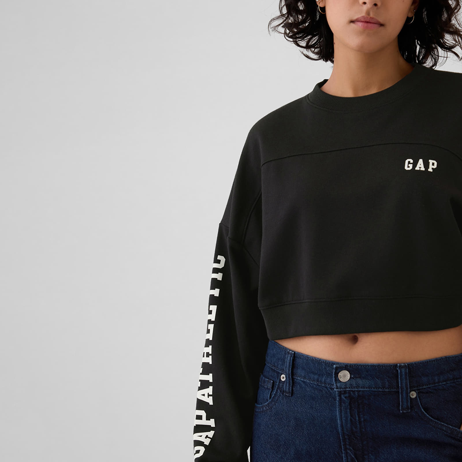 Sudaderas de mujer GAP Crop Sweatshirt True Black