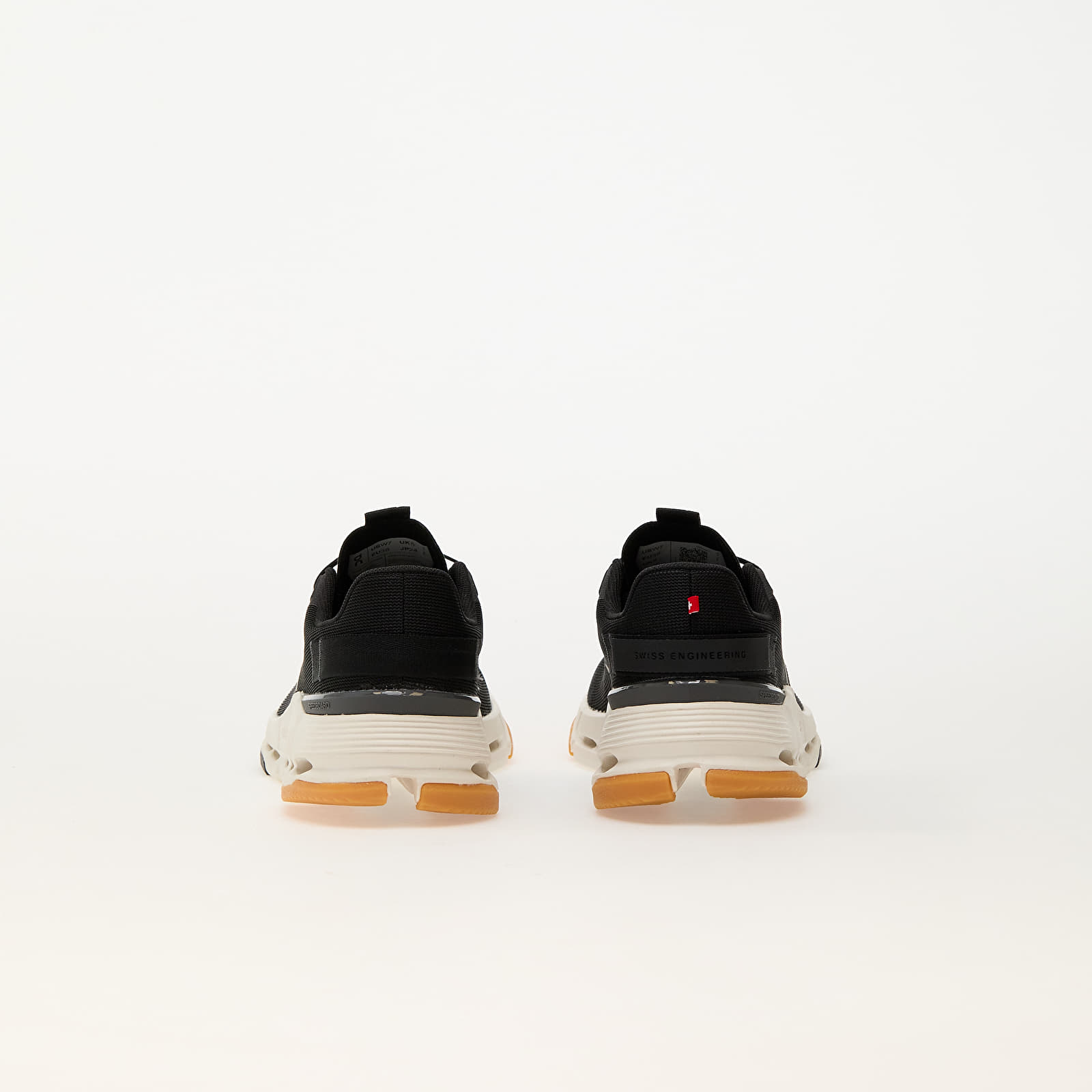 Joggesko og sko for kvinner On W Cloudnova Form 2 Black/ Ivory