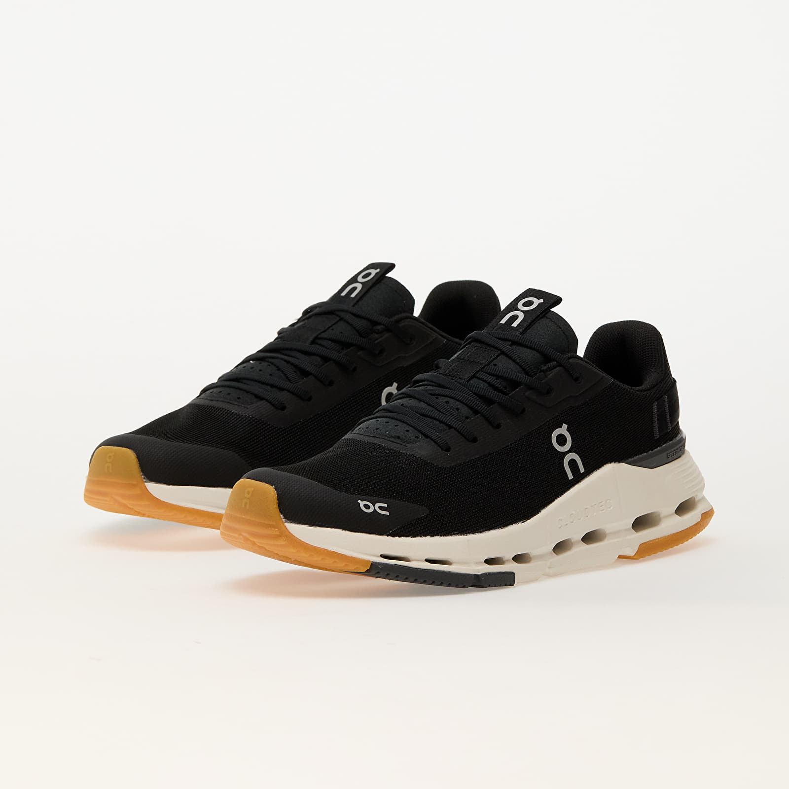 Joggesko og sko for kvinner On W Cloudnova Form 2 Black/ Ivory