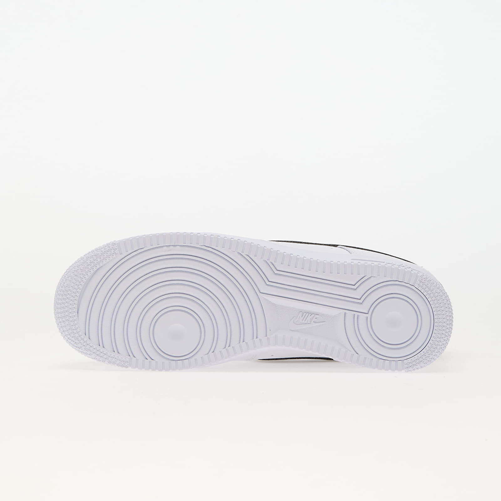 Baskets et chaussures pour hommes Nike Air Force 1 07 White Black Queens