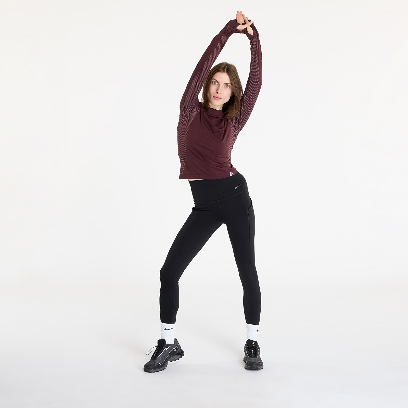 Camisetas de mujer Nike ACG "Delta River" Women's Dri-FIT ADV Base Layer Long-Sleeve Top Burgundy Crush/ Beyond Pink