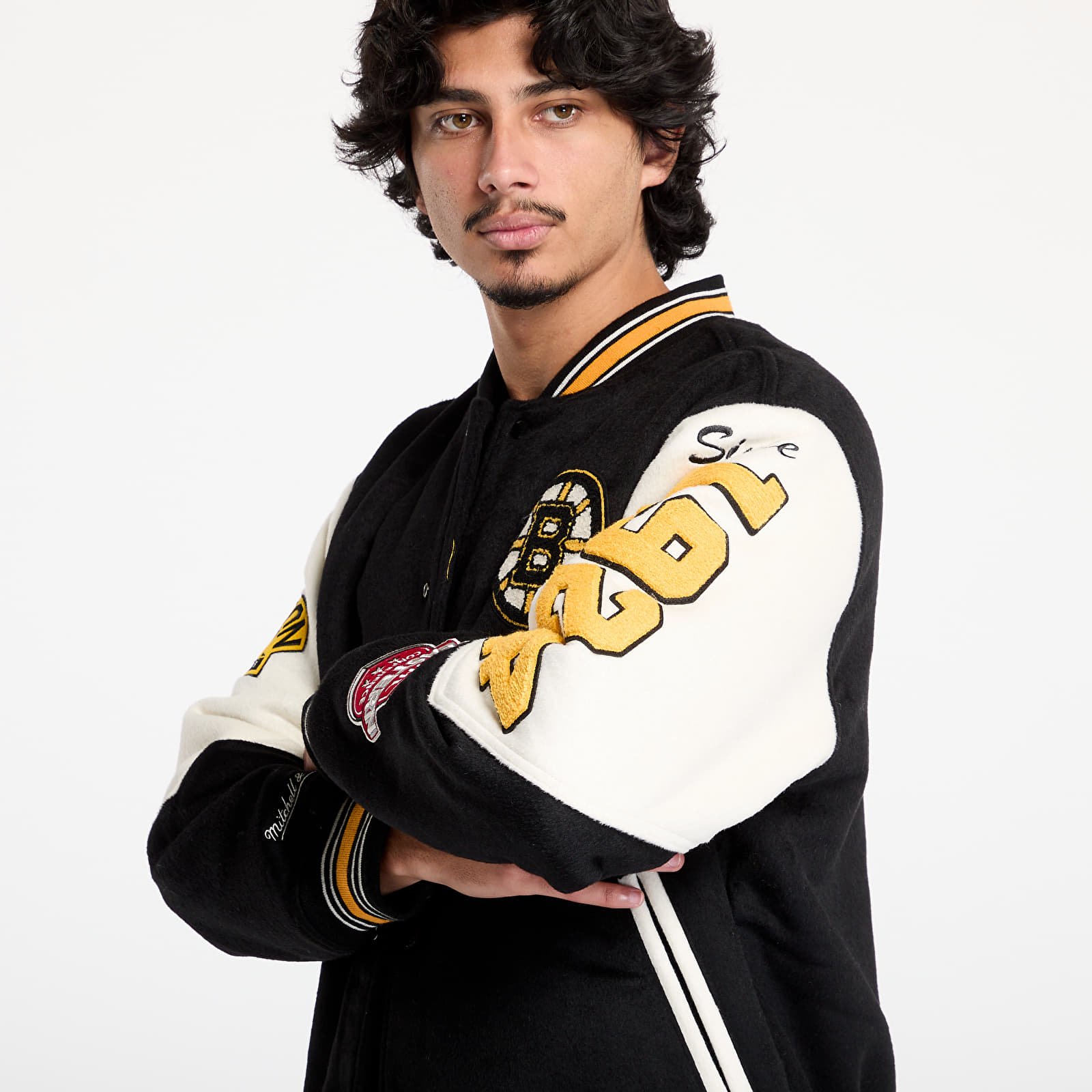 Pánske bombery Mitchell & Ness NHL Team History Varsity Jacket Current Logo Bruins Black