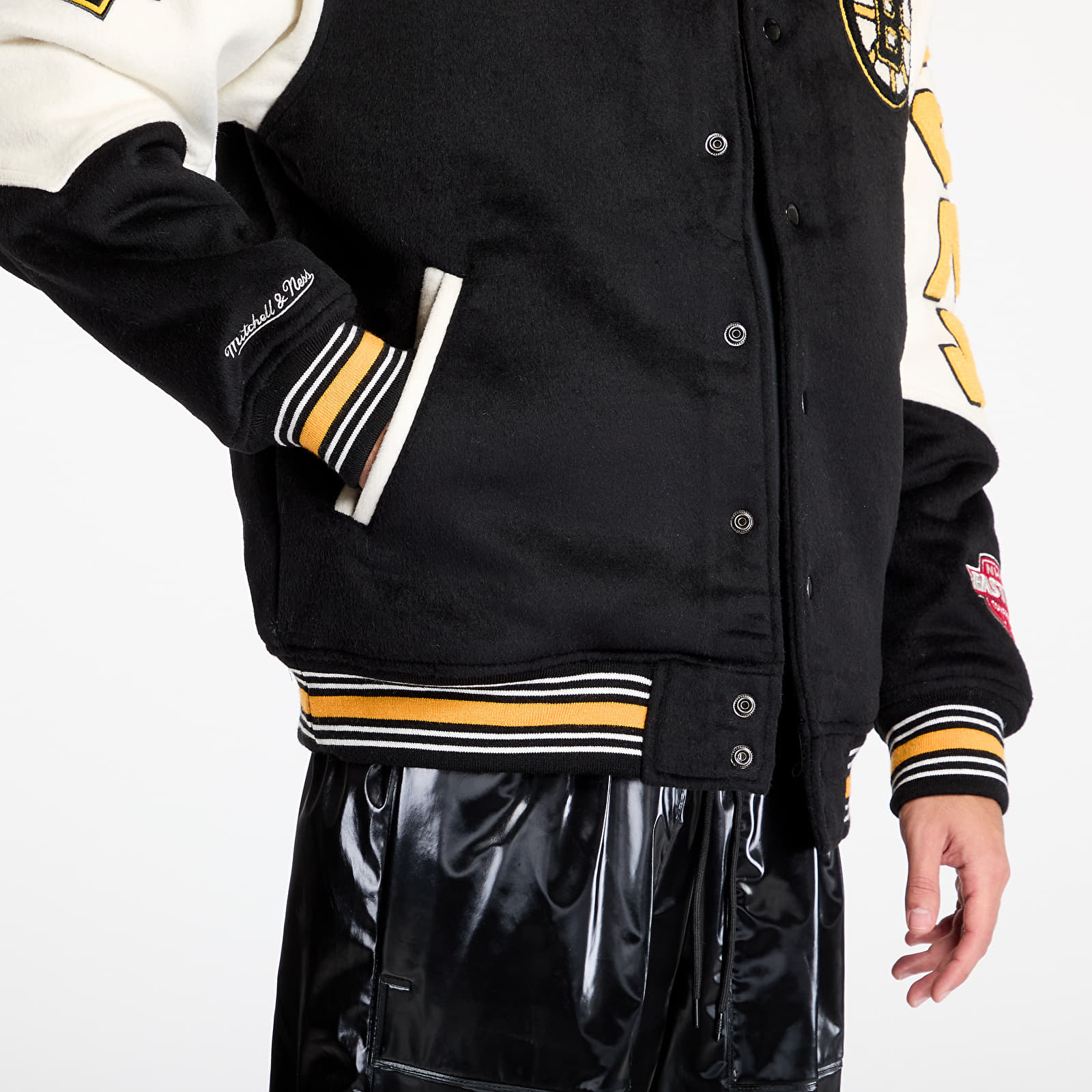 Pánske bombery Mitchell & Ness NHL Team History Varsity Jacket Current Logo Bruins Black