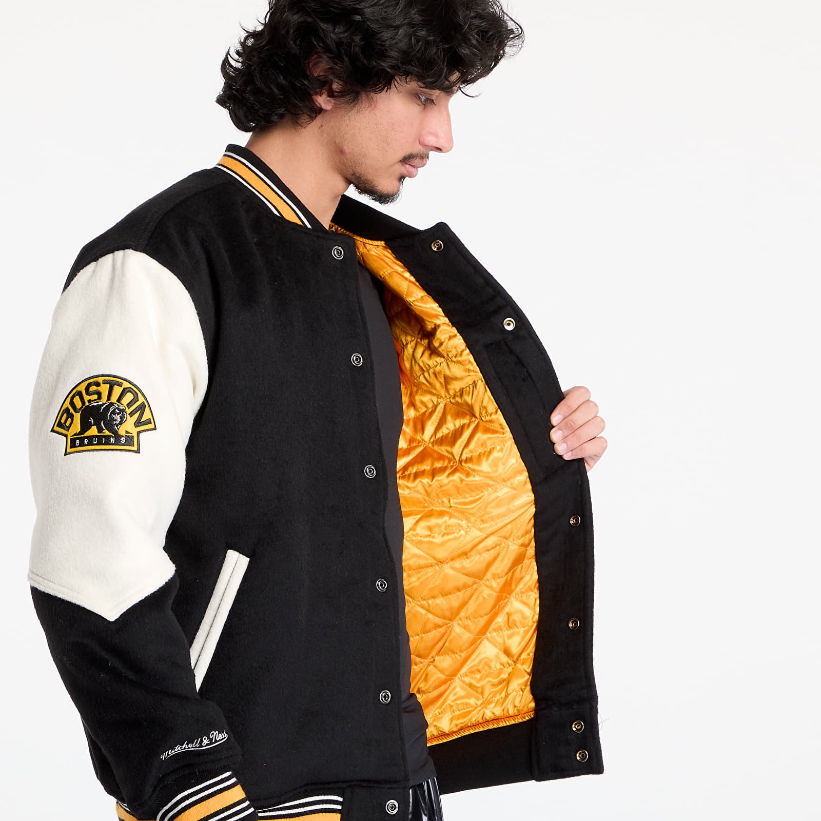 Pánske bombery Mitchell & Ness NHL Team History Varsity Jacket Current Logo Bruins Black