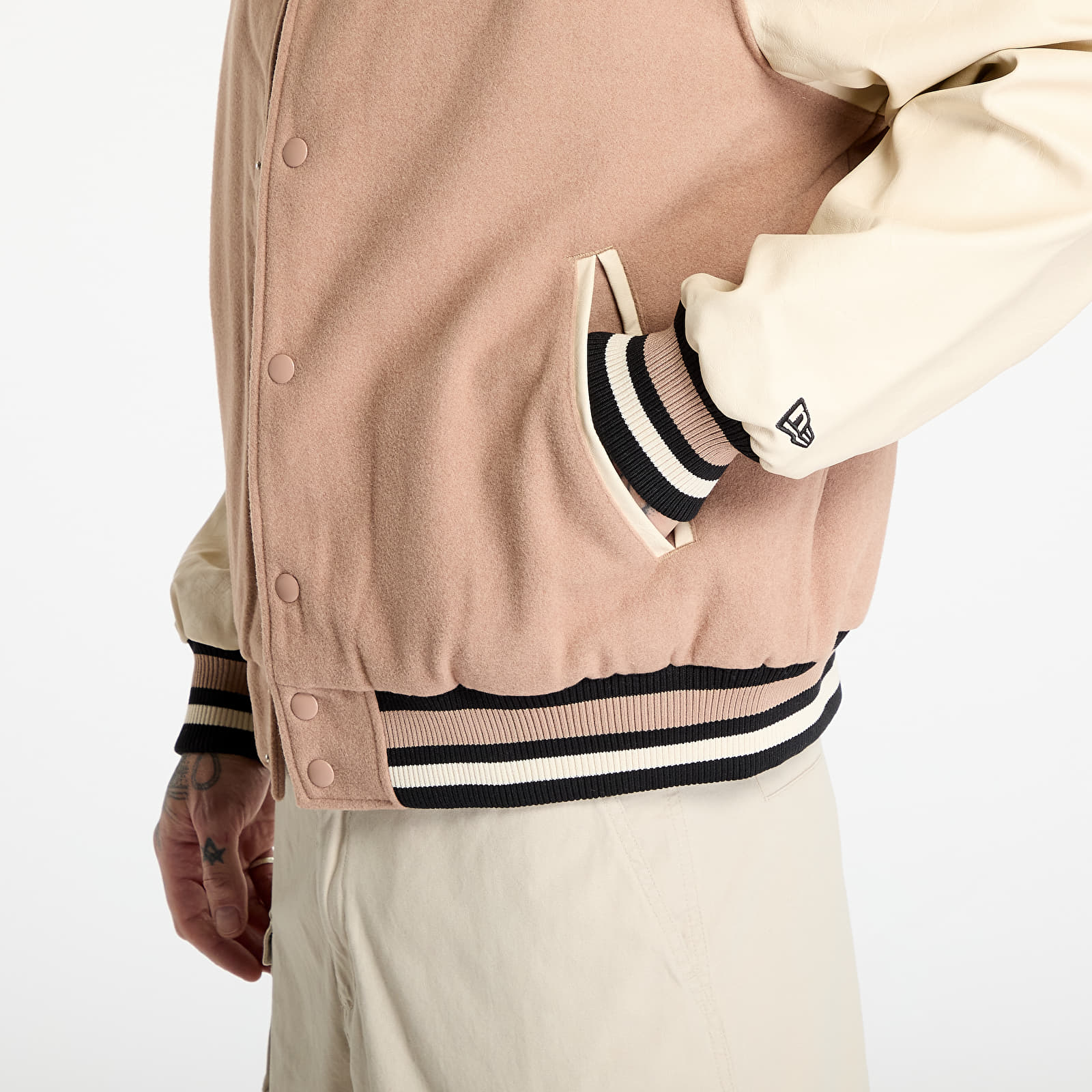 Herren-Bomber New Era Brooklyn Nets NBA Lifestyle Beige Varsity Jacket UNISEX Beige
