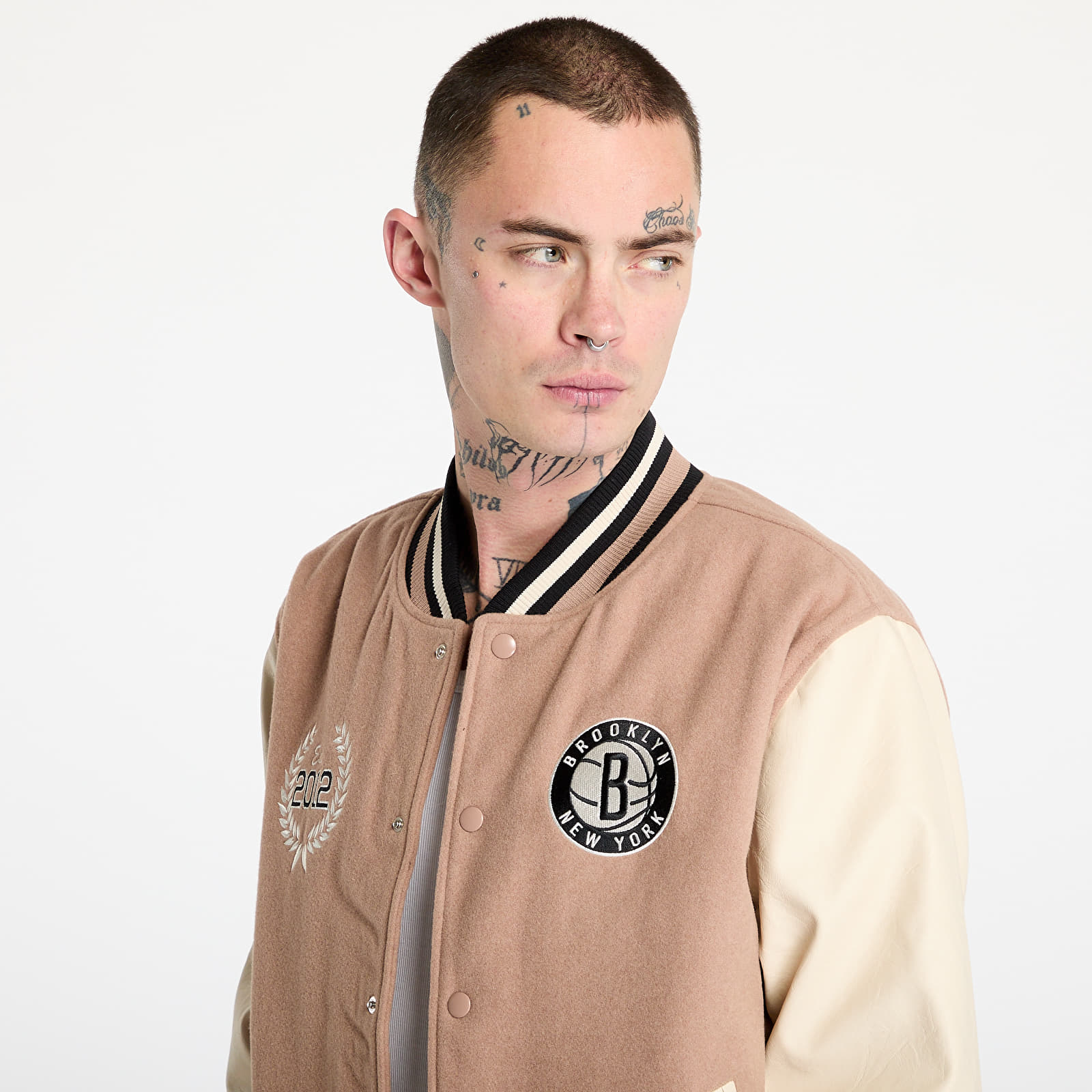 Herren-Bomber New Era Brooklyn Nets NBA Lifestyle Beige Varsity Jacket UNISEX Beige