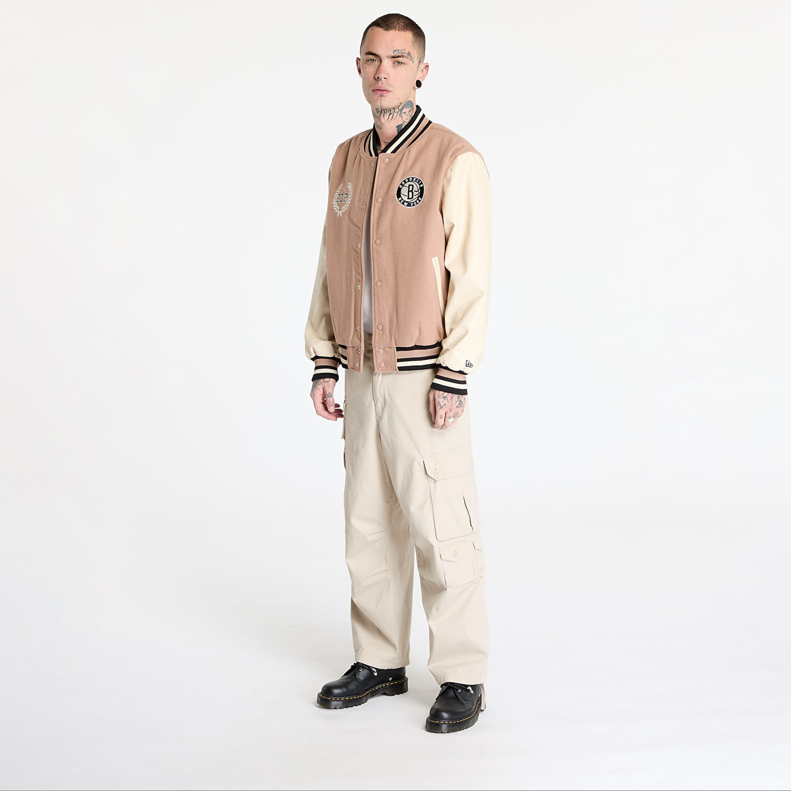 Herren-Bomber New Era Brooklyn Nets NBA Lifestyle Beige Varsity Jacket UNISEX Beige