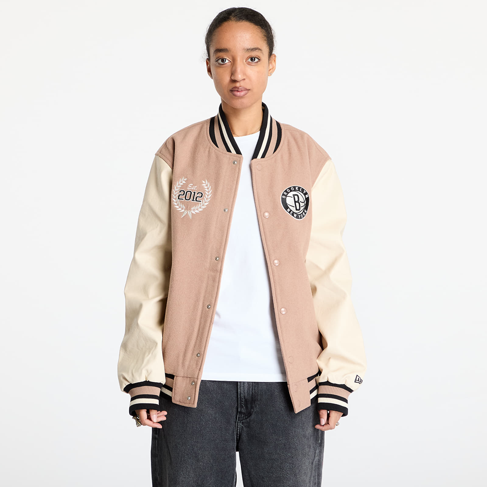 Herren-Bomber New Era Brooklyn Nets NBA Lifestyle Beige Varsity Jacket UNISEX Beige