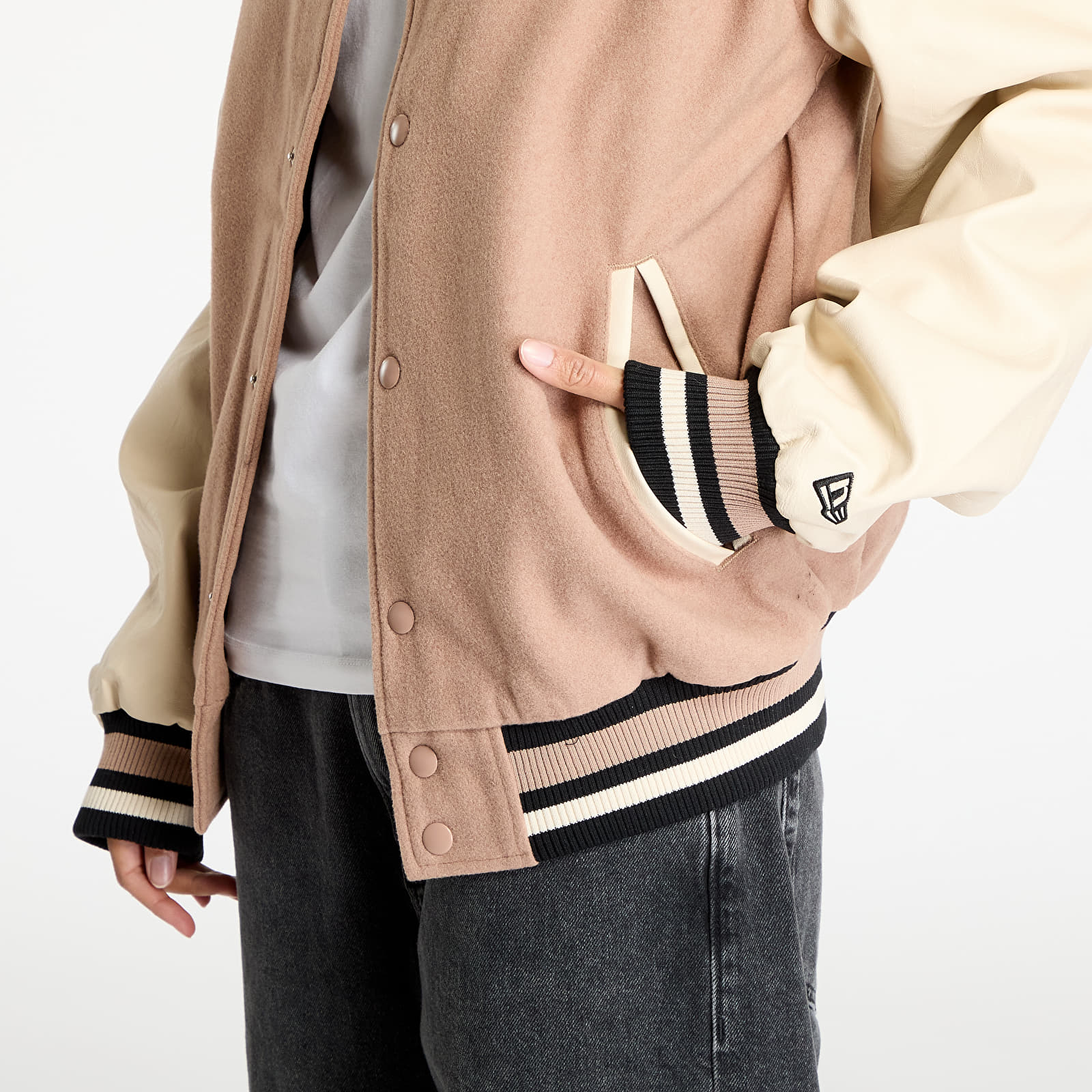 Herren-Bomber New Era Brooklyn Nets NBA Lifestyle Beige Varsity Jacket UNISEX Beige