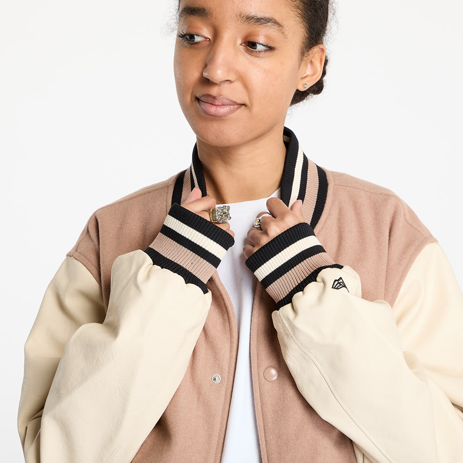 Herren-Bomber New Era Brooklyn Nets NBA Lifestyle Beige Varsity Jacket UNISEX Beige