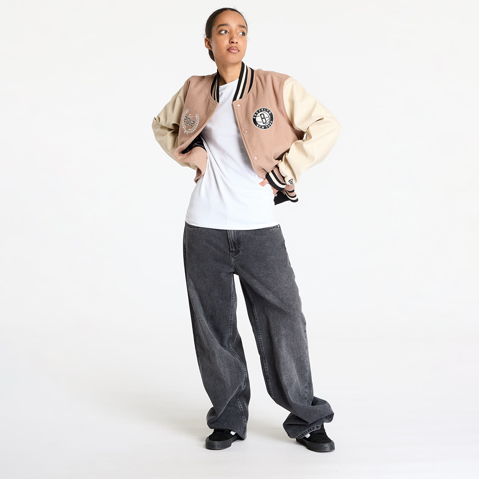 Herren-Bomber New Era Brooklyn Nets NBA Lifestyle Beige Varsity Jacket UNISEX Beige