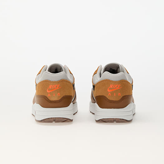 Men s sneakers and shoes Nike Air Max 1 Ess Light Bone Black Flax British Tan Queens