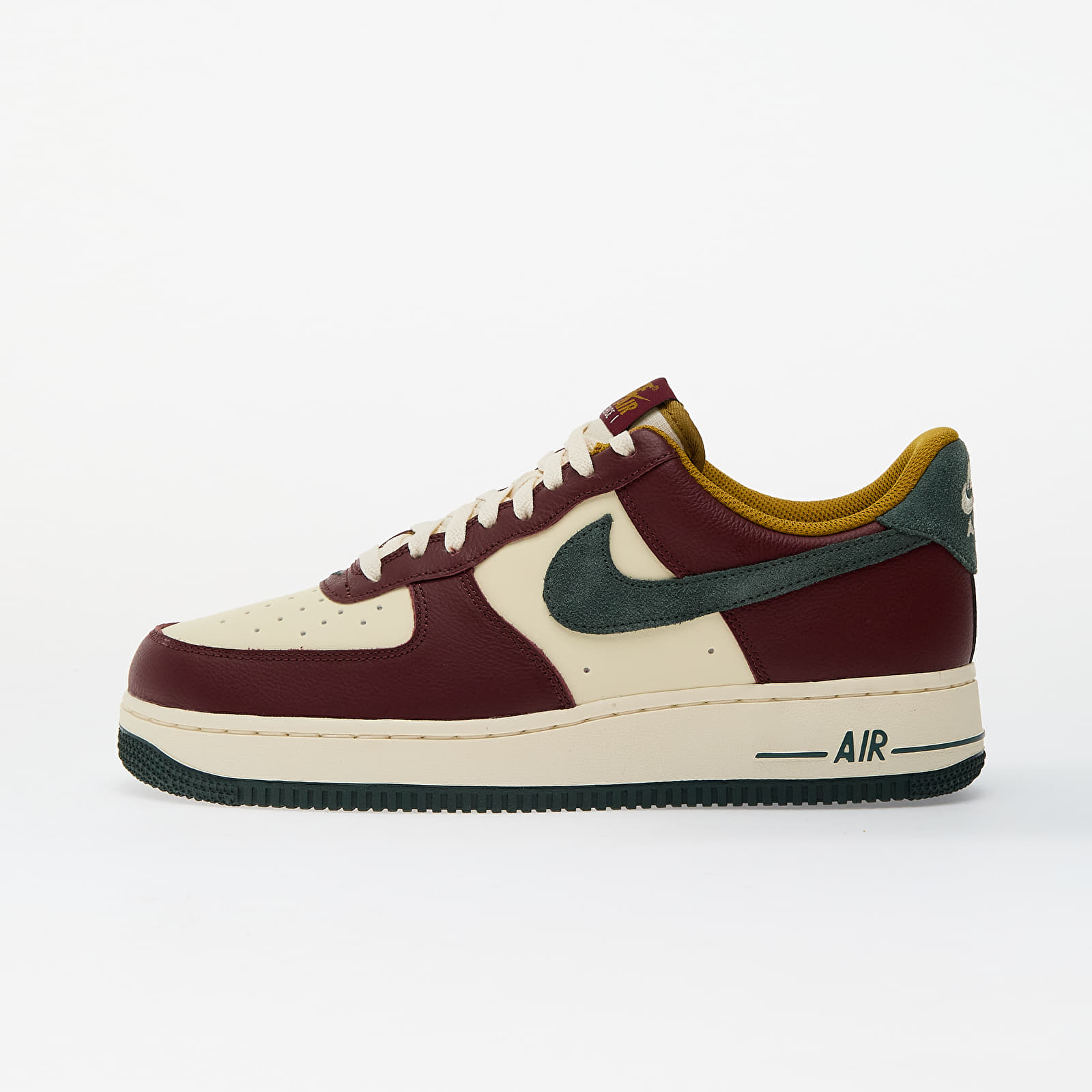 Męskie trampki i buty Nike Air Force 1 07 Lv8 Coconut Milk/ Vintage Green-Dark Team Red