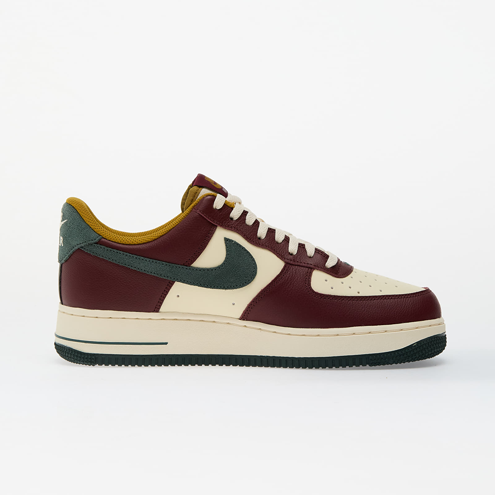 Męskie trampki i buty Nike Air Force 1 07 Lv8 Coconut Milk/ Vintage Green-Dark Team Red