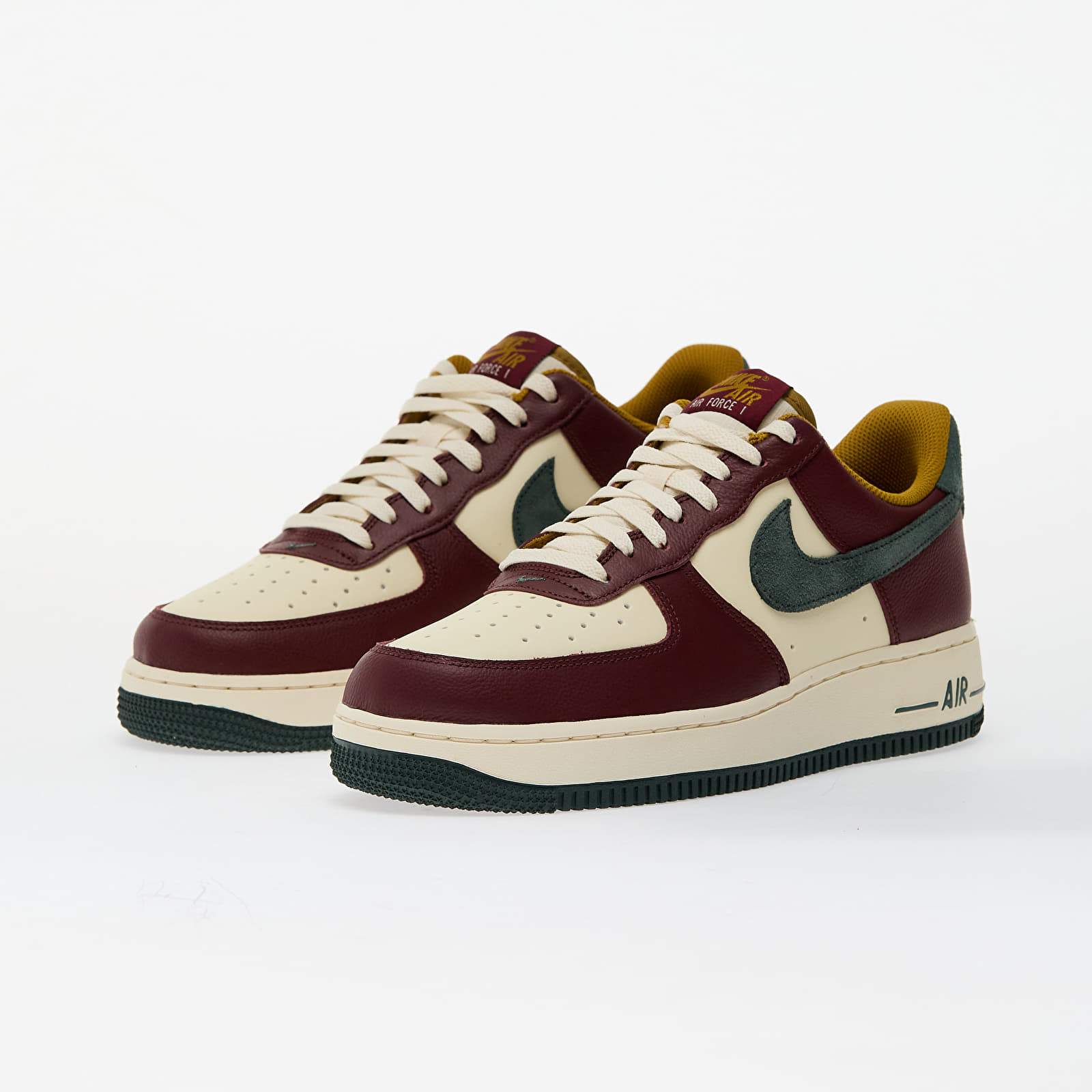 Męskie trampki i buty Nike Air Force 1 07 Lv8 Coconut Milk/ Vintage Green-Dark Team Red