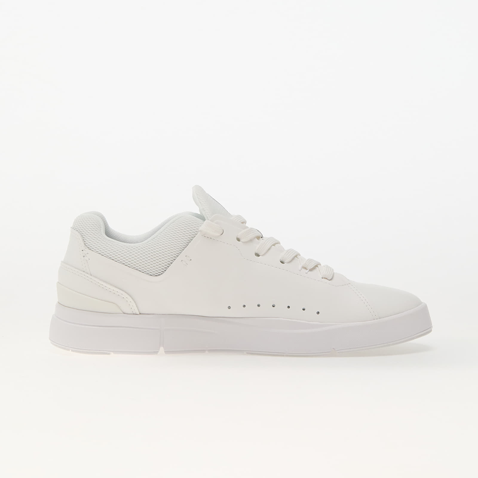 Men's sneakers and shoes On M The Roger Advantage All White