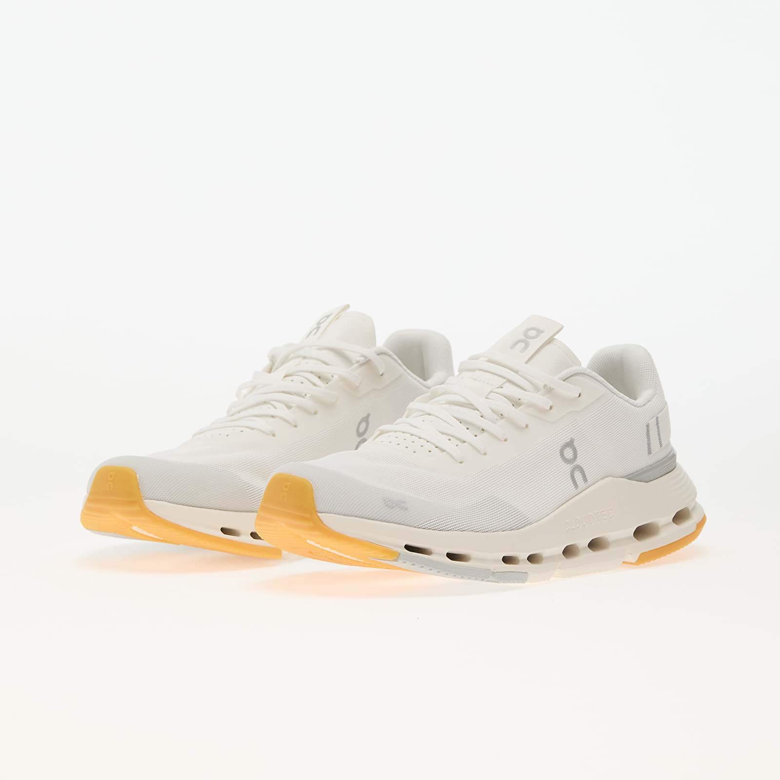 Meeste tossud ja kingad On M Cloudnova Form 2 White/ Ivory