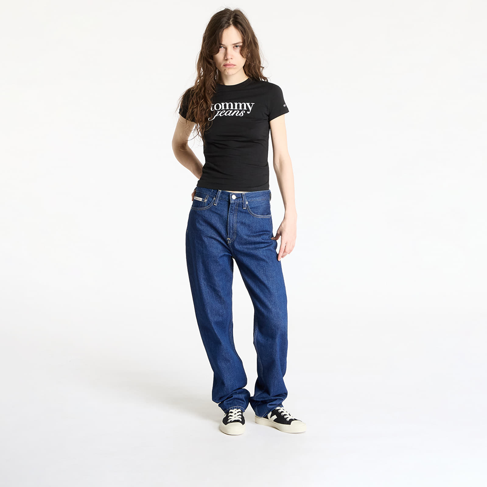 Ženske majice Tommy Jeans Slim Essential Tee Black