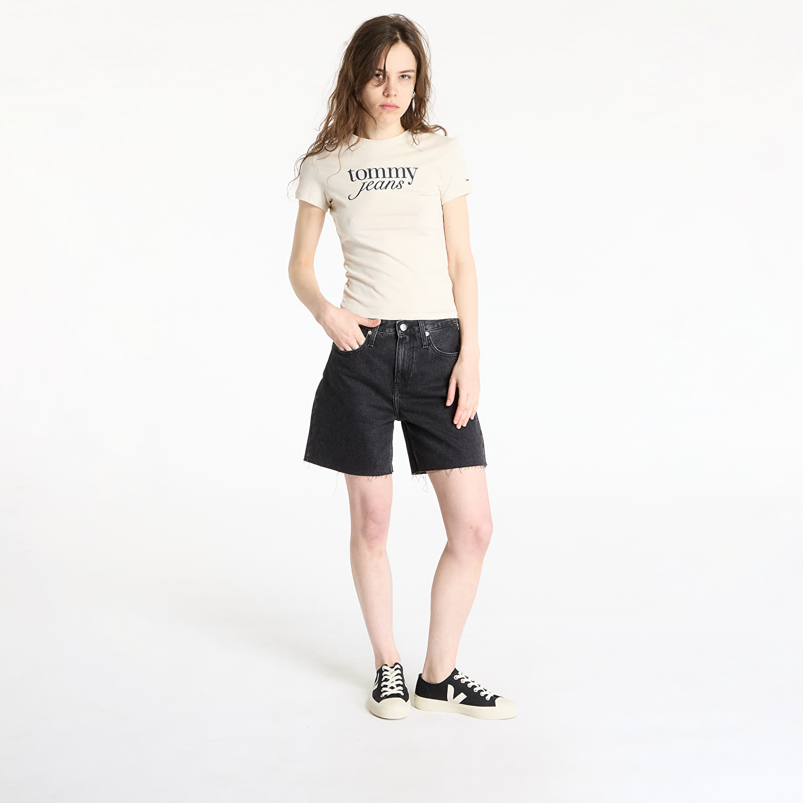 Camisetas de mujer Tommy Jeans Slim Essential Tee Beige