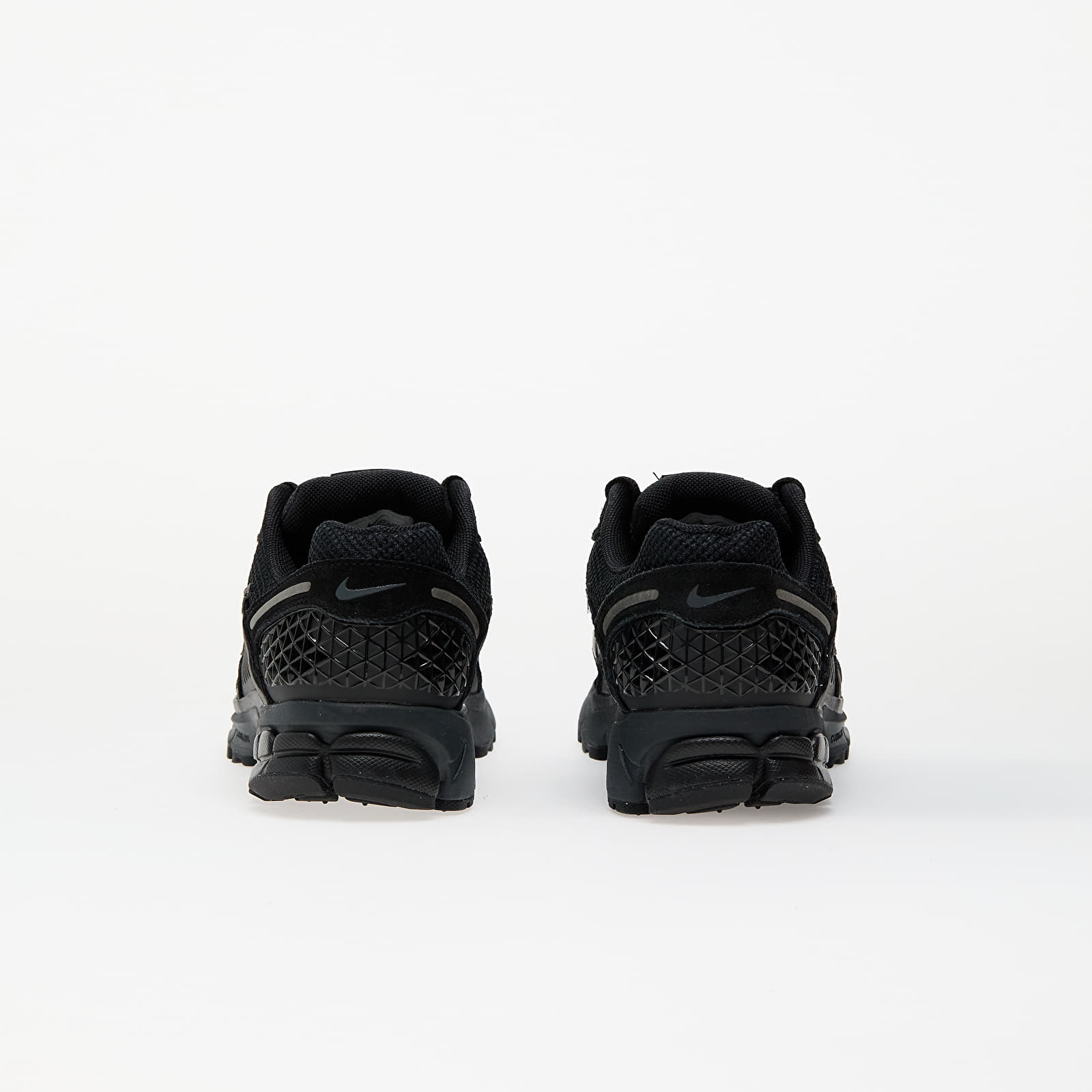 Meeste tossud ja kingad Nike Zoom Vomero 5 Black/ Black-Anthracite-Mtlc Dark Grey