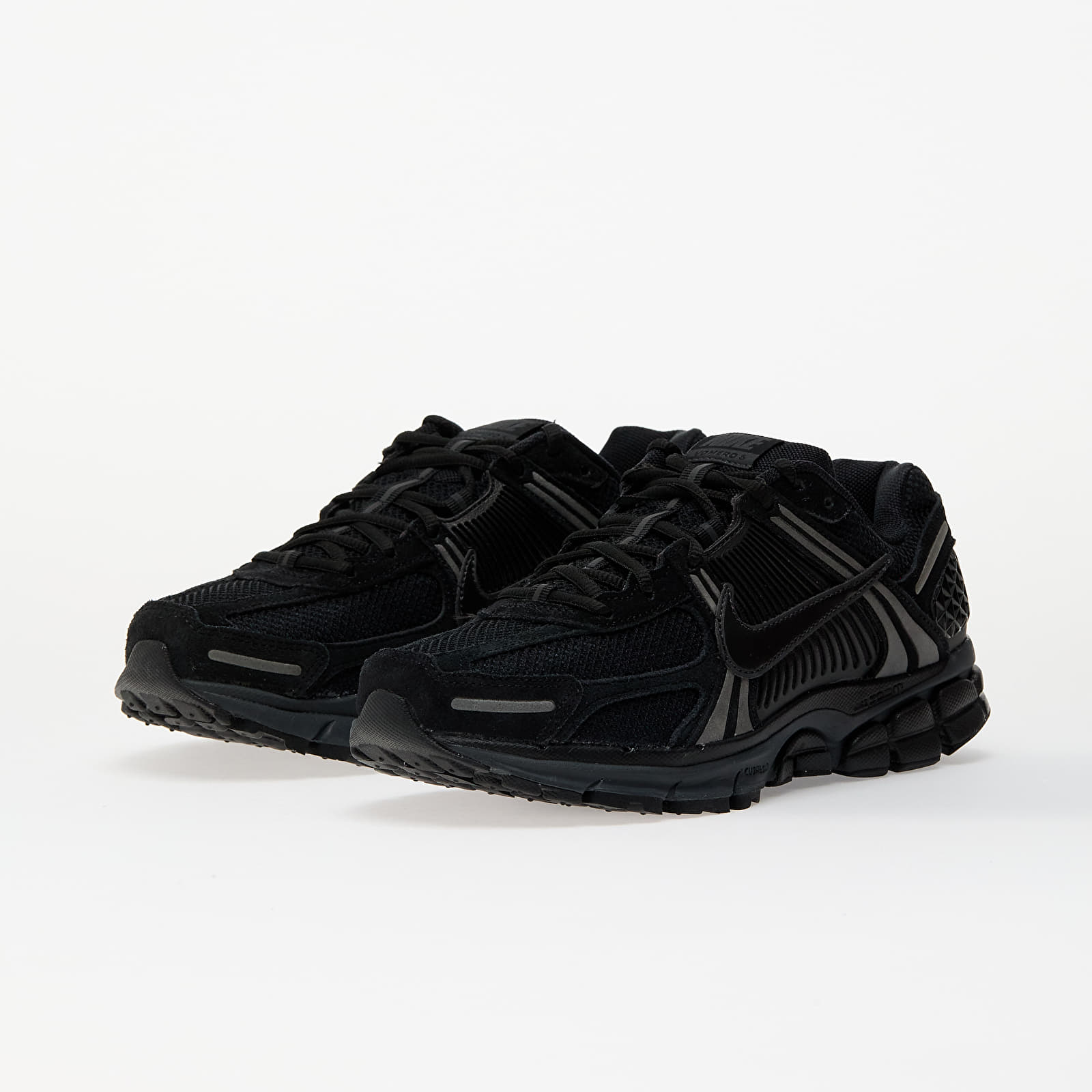 Meeste tossud ja kingad Nike Zoom Vomero 5 Black/ Black-Anthracite-Mtlc Dark Grey