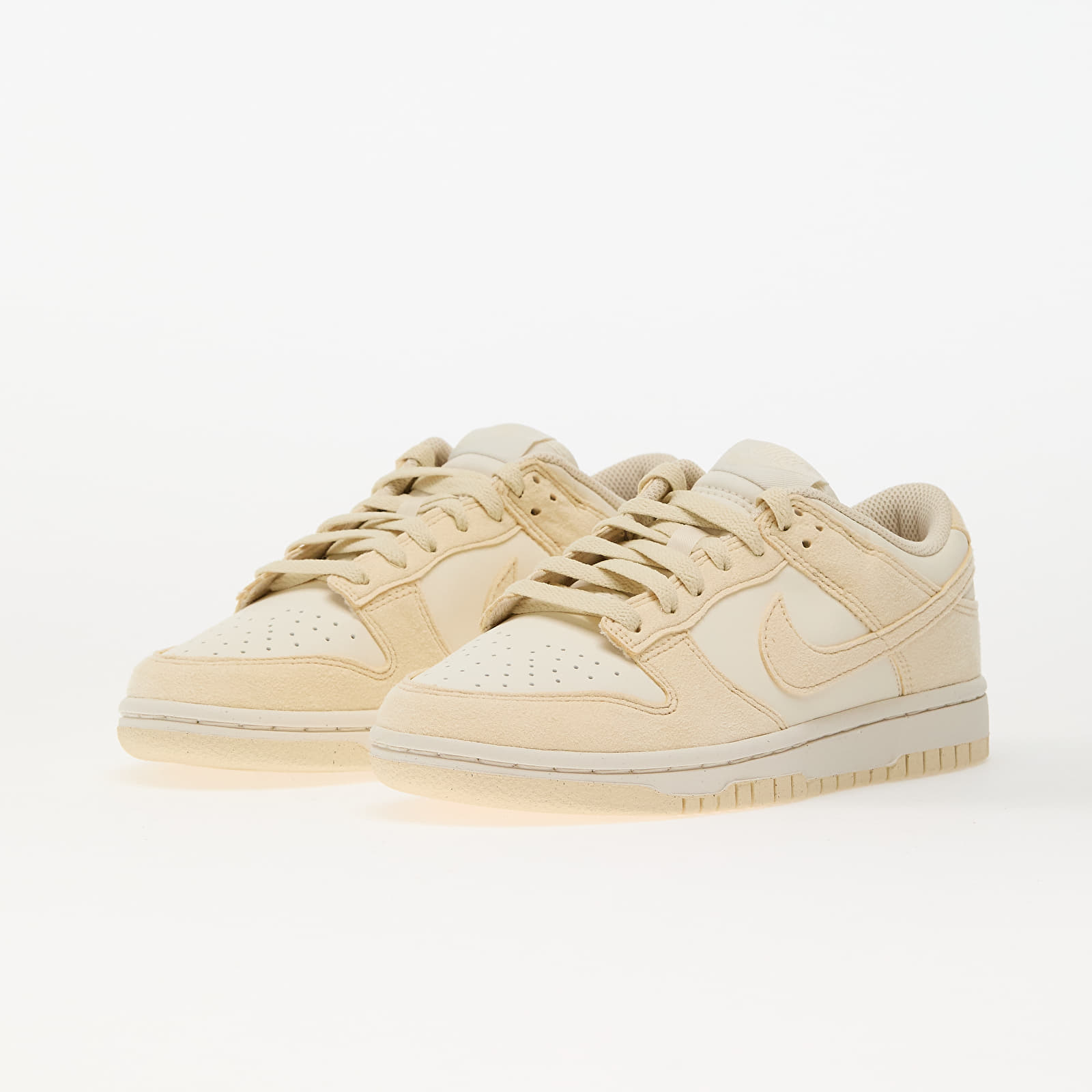 Sneakers og sko til kvinder Nike W Dunk Low Soft Pearl/ Beach-Pale Ivory-White