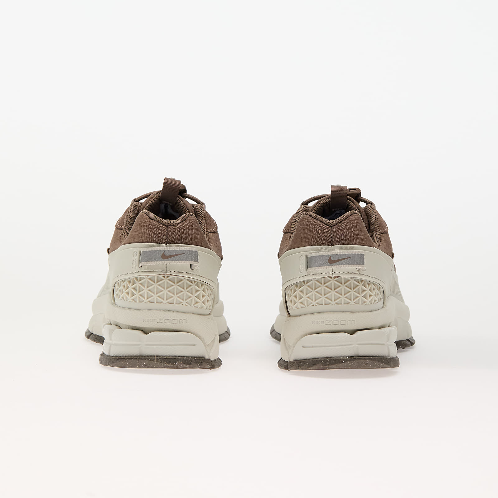 Naiste tossud ja kingad Nike W Zoom Vomero Roam Light Bone/ Mink Brown-Court Purple