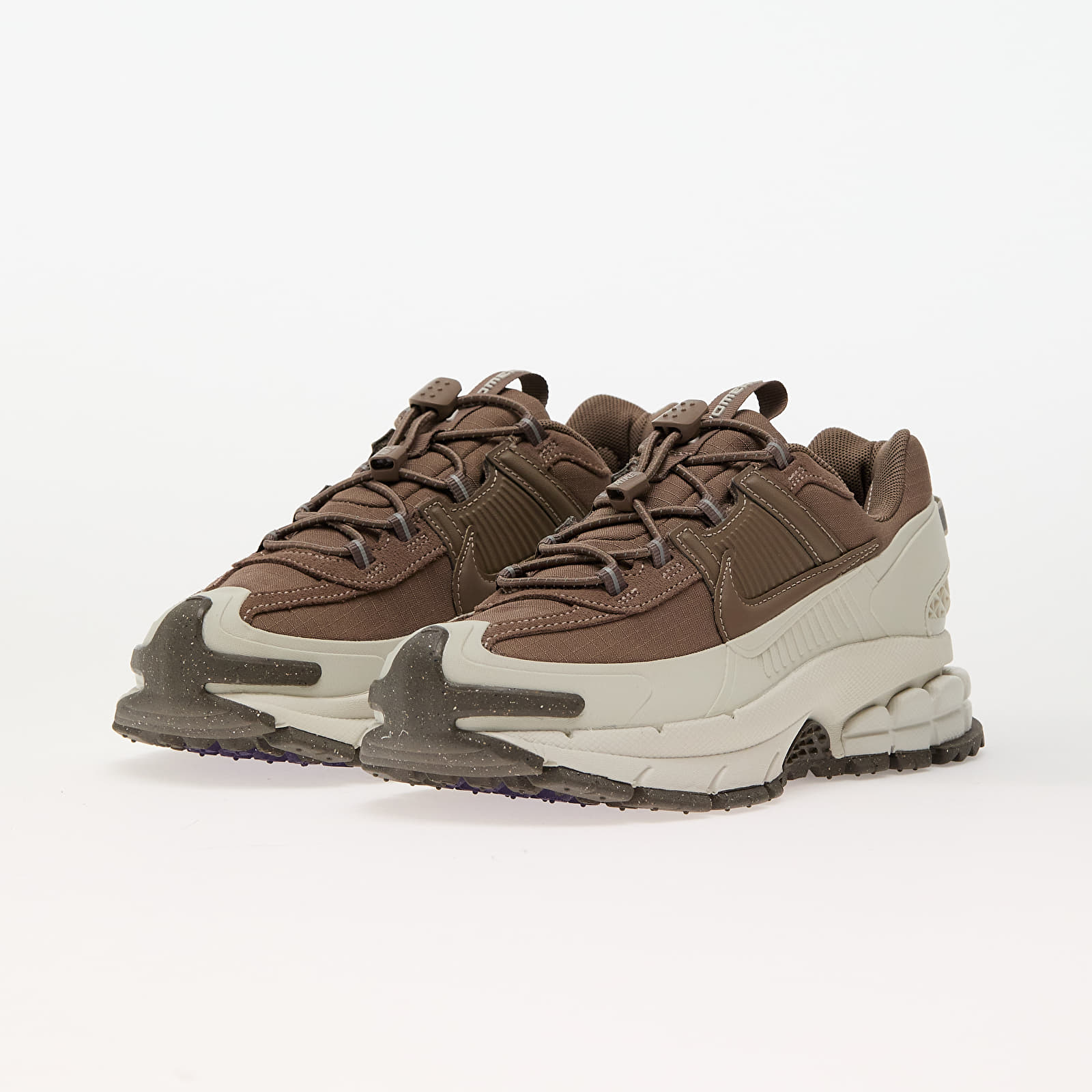Naiste tossud ja kingad Nike W Zoom Vomero Roam Light Bone/ Mink Brown-Court Purple