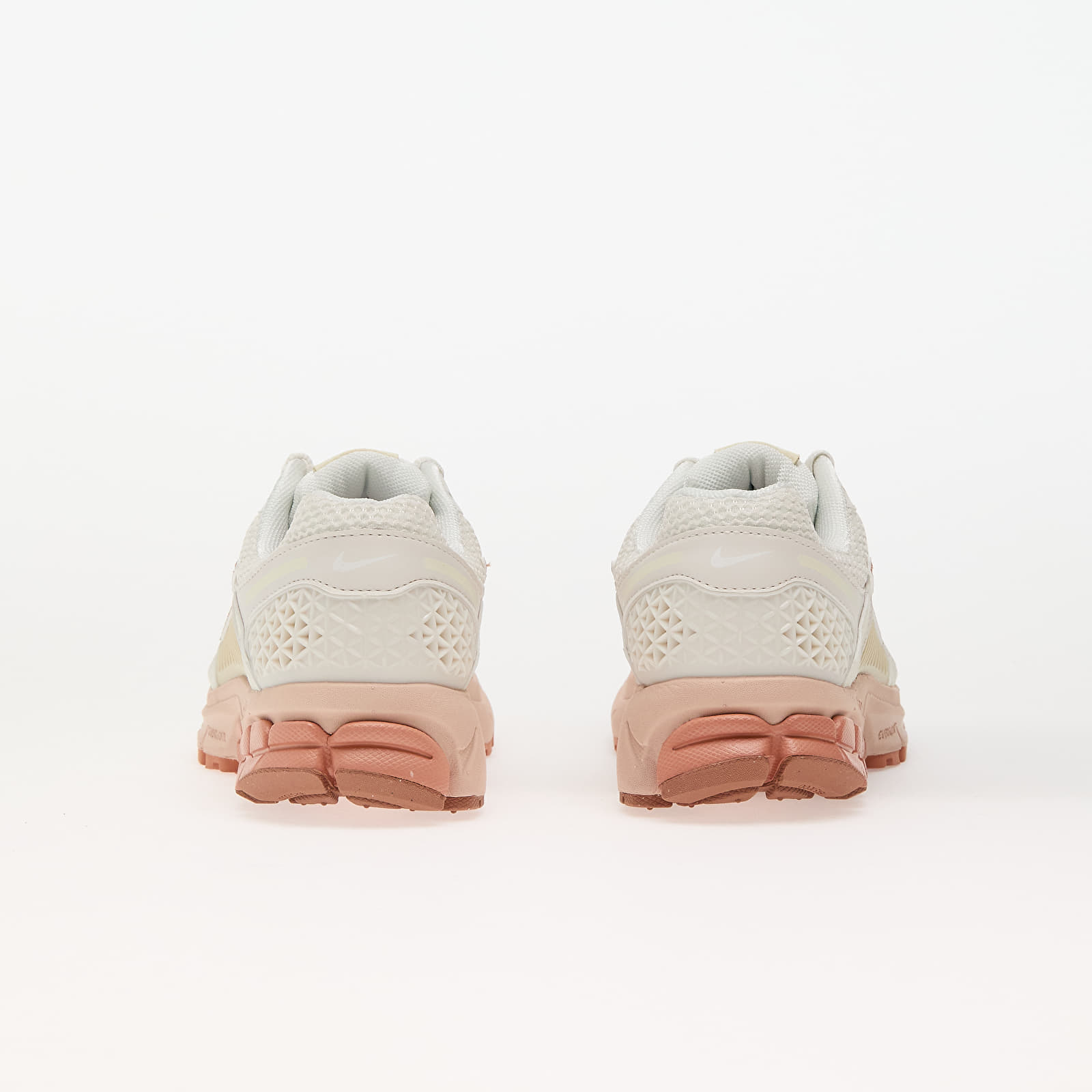 Naiste tossud ja kingad Nike W Zoom Vomero 5 Phantom/ Summit White-Particle Beige