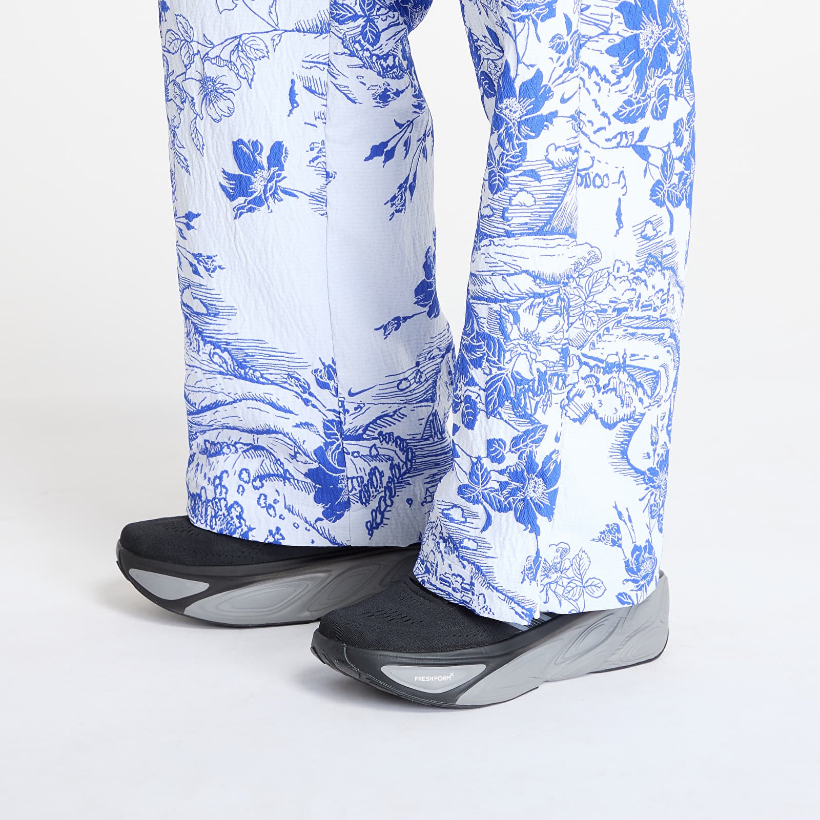 Teksad ja püksid Nike Sportswear Collection Women's Mid-Rise Jacquard Track Pants White/ Hyper Royal/ White