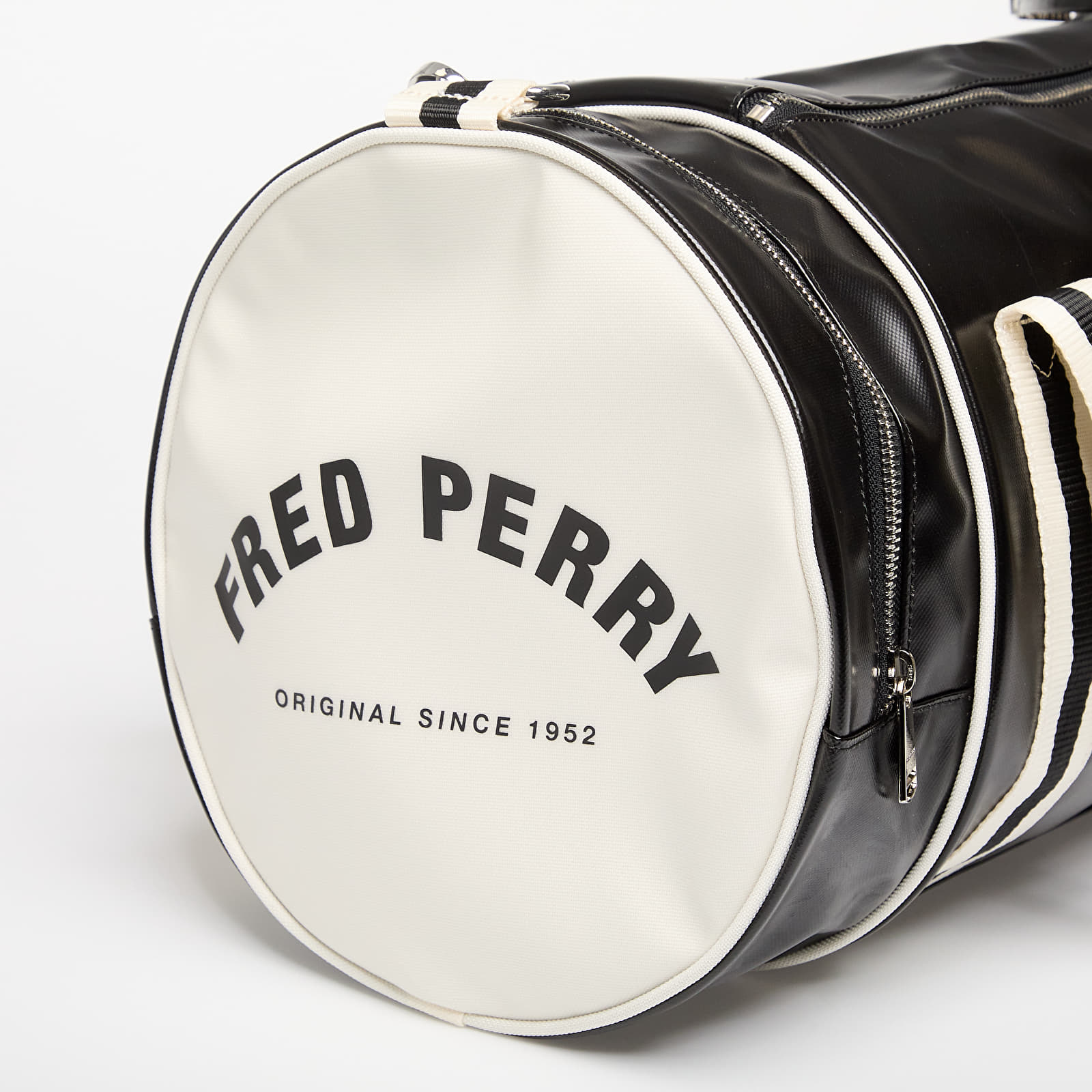 Duffle bag FRED PERRY Classic Barrel Bag Black/ Ecru