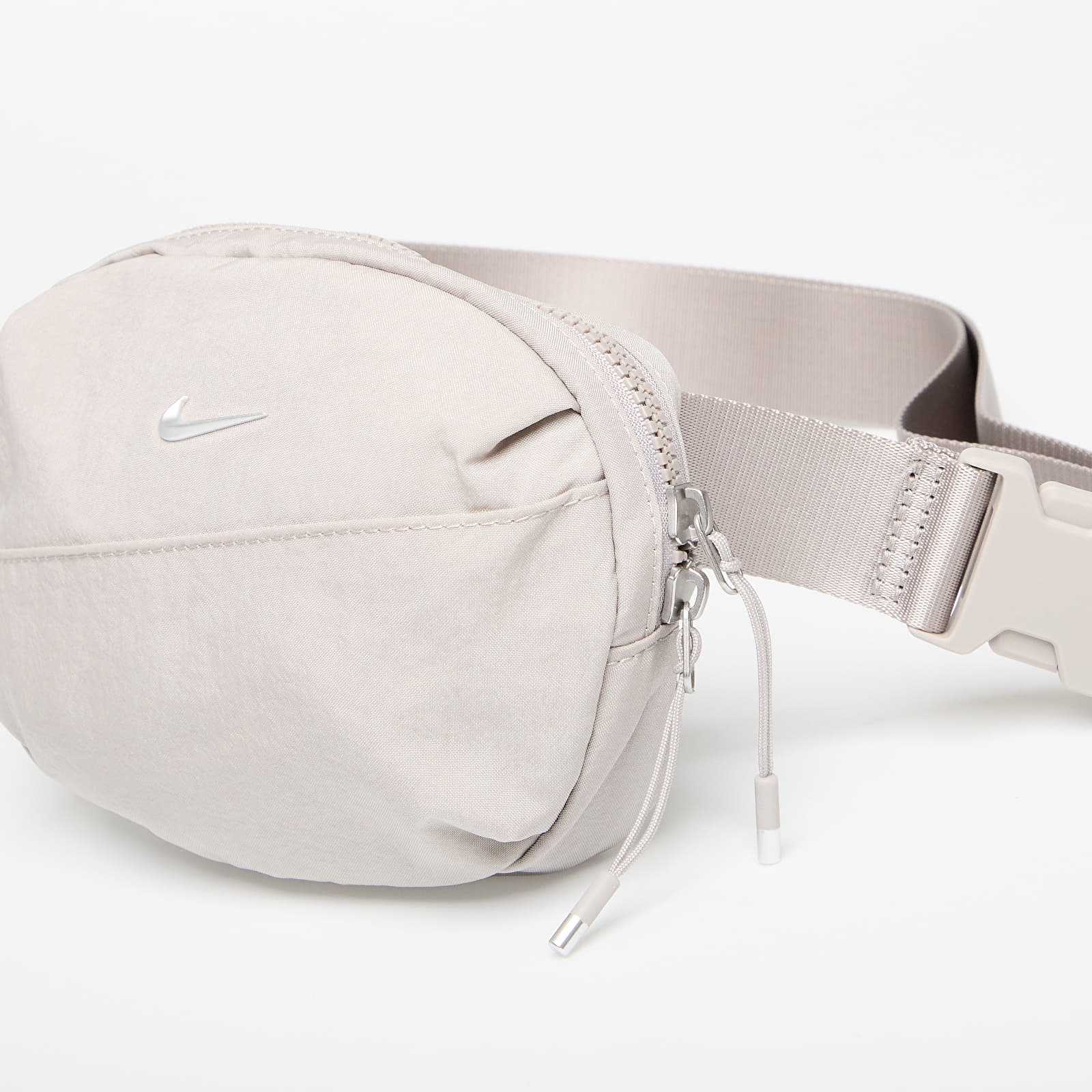 Чанти за рамо Nike Aura Crossbody Bag 2L College Grey/ College Grey/ Matte Silver