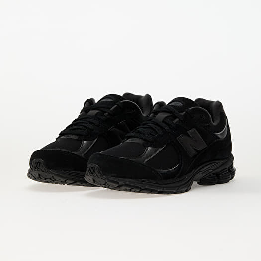 靴 New Balance 2002R \"Triple Black\" New Balance Men's 2002R Triple Black Suede Running Shoes